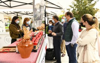 Alcalde y concejales visitando el mercado itinerante de productos de Madrid.