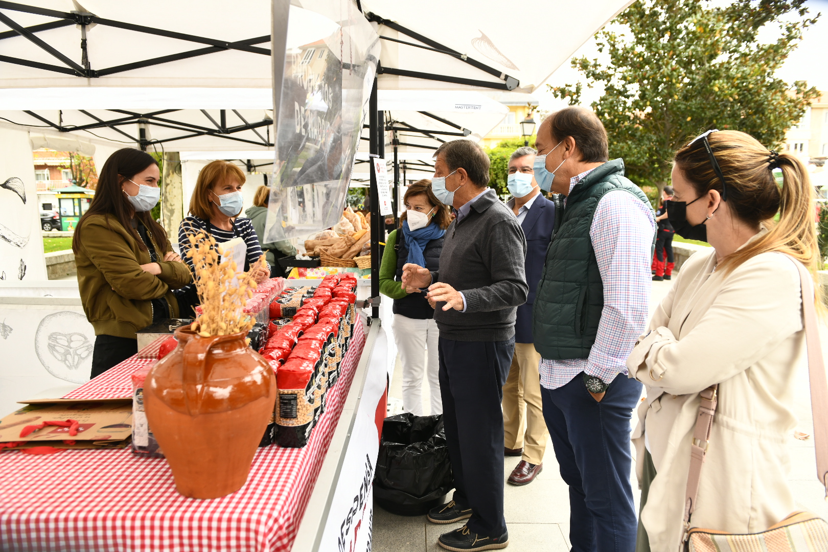 Alcalde y concejales visitando el mercado itinerante de productos de Madrid.