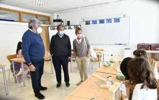 El alcalde, Luis Partida, y la concejala de Familia, Patricia Fernández visitando el taller.