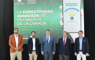 El alcalde, Luis Partida, el concejal de Nuevas Tecnologías, José Luis López, y el viceconsejero de Administración Local y Digital, José Antonio Sánchez Serrano, junto a directivos de Huawei y Wavecom.