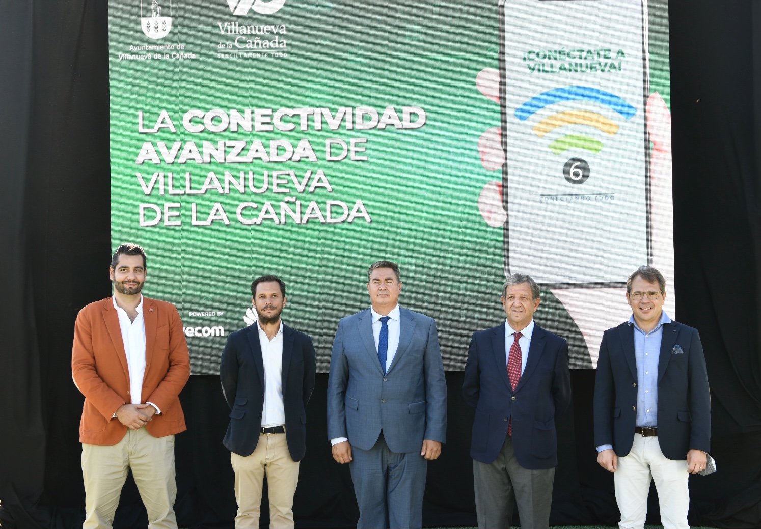 El alcalde, Luis Partida, el concejal de Nuevas Tecnologías, José Luis López, y el viceconsejero de Administración Local y Digital, José Antonio Sánchez Serrano, junto a directivos de Huawei y Wavecom.