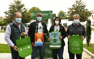 El alcalde y el concejal de Medio Ambiente posando junto a los dos educadores ambientales de Ecovidrio.