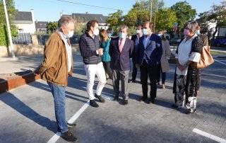 Alcalde y concejales visitando el aparcamiento, acompañados por el técnico municipal y el responsable de la empresa adjudicataria.