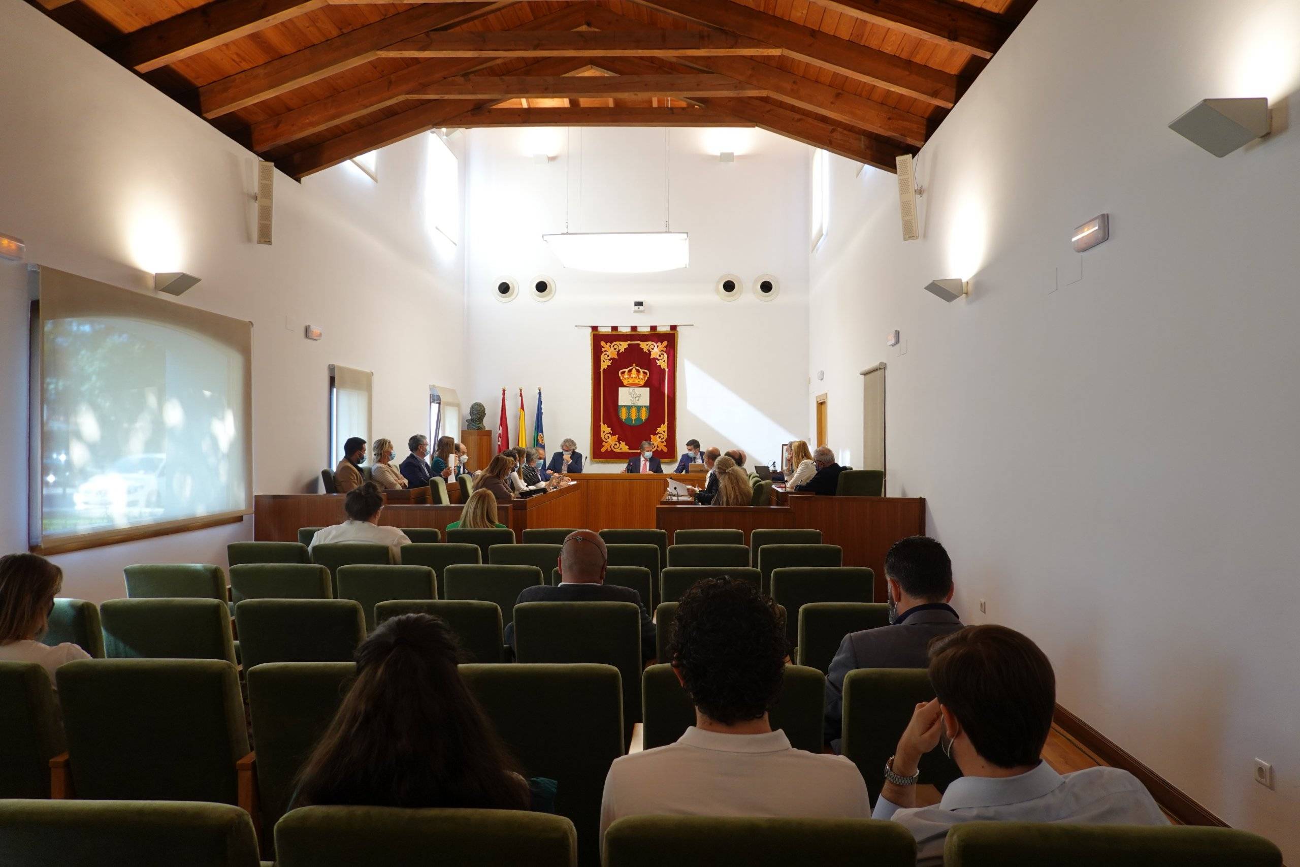 Imagen del Salón de Plenos con los asistentes a la sesión.