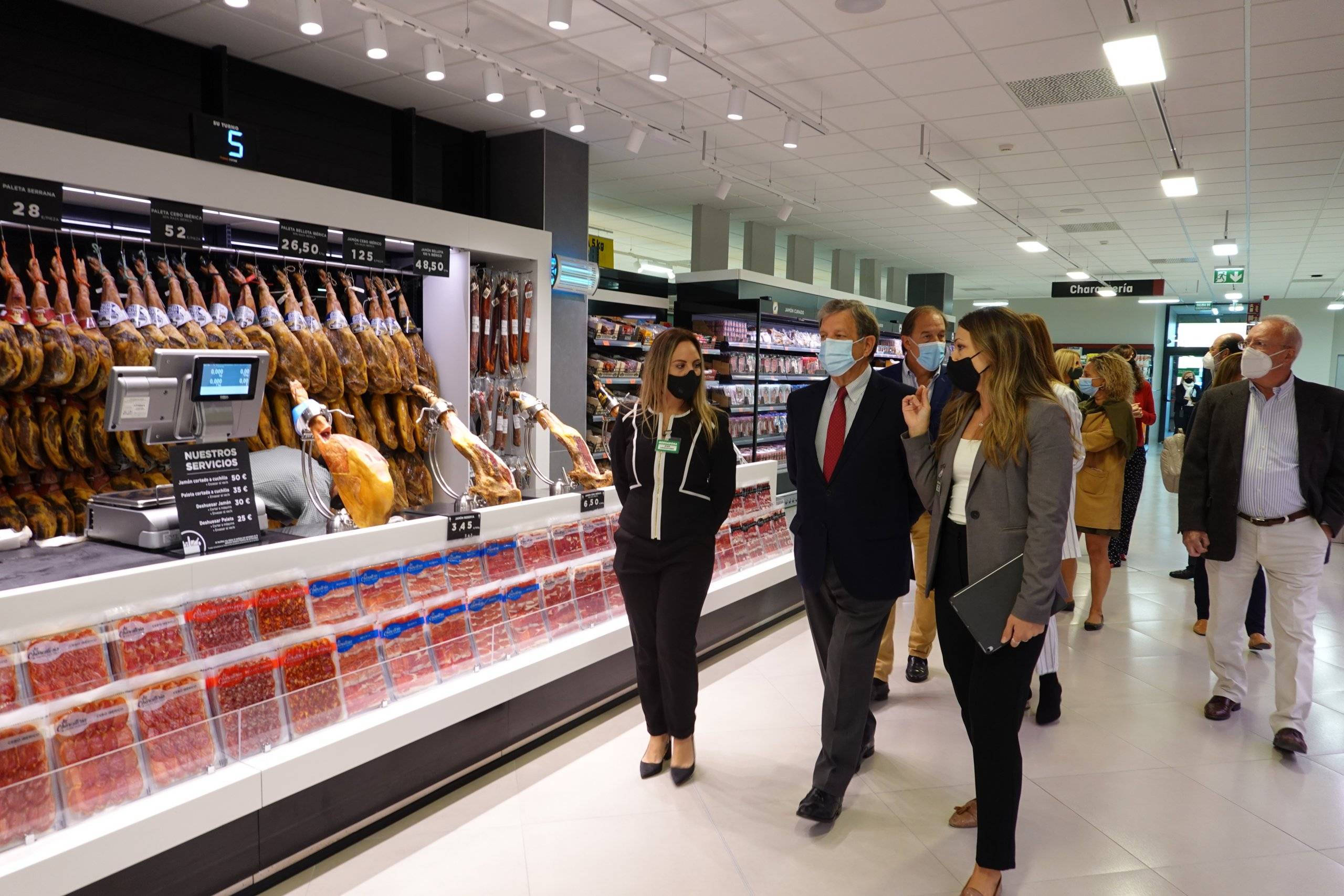 Alcalde y concejales visitando el nuevo supermercado de Mercadona en el municipio.