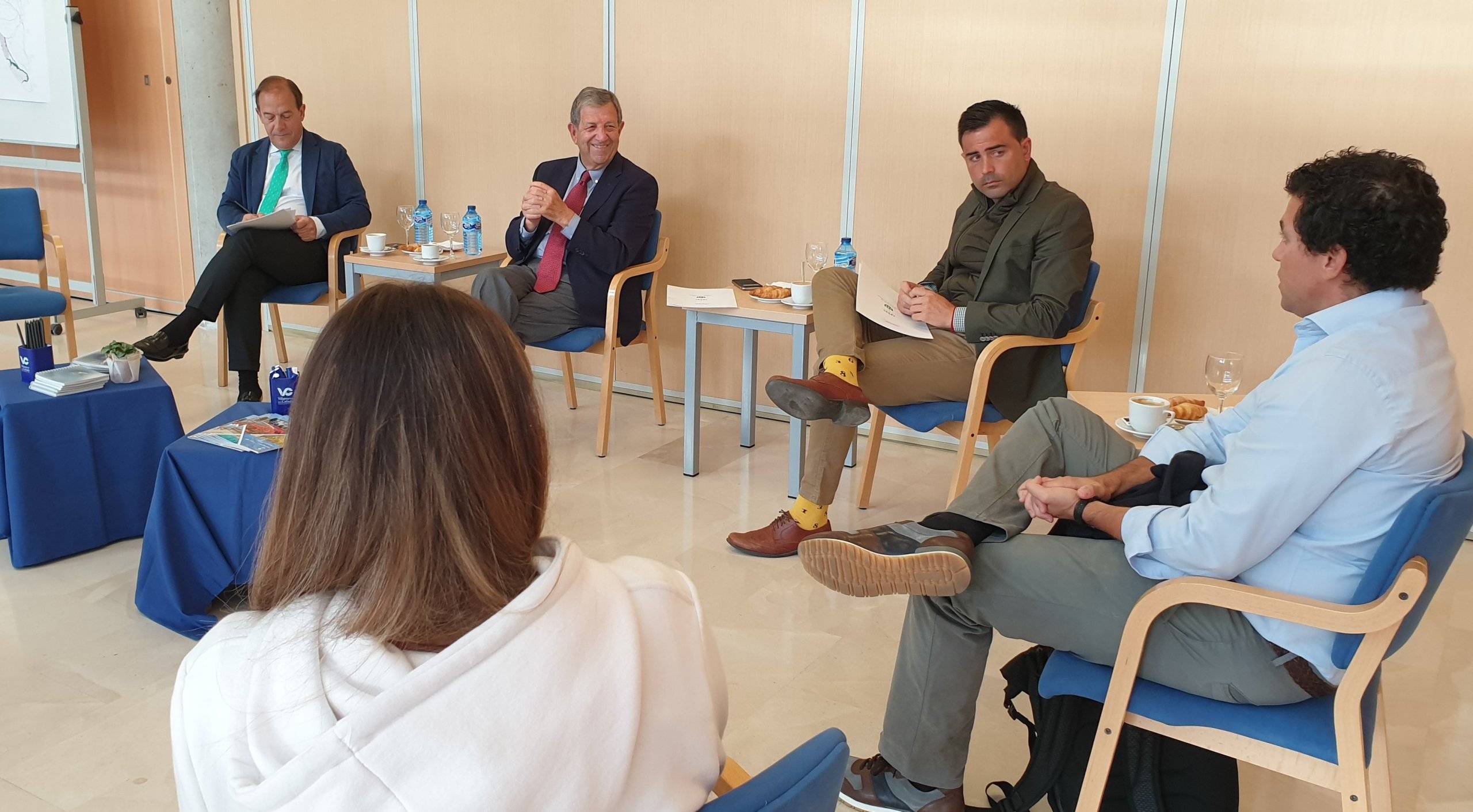 Imagen de la reunión celebrada en el C.C. El Molino.