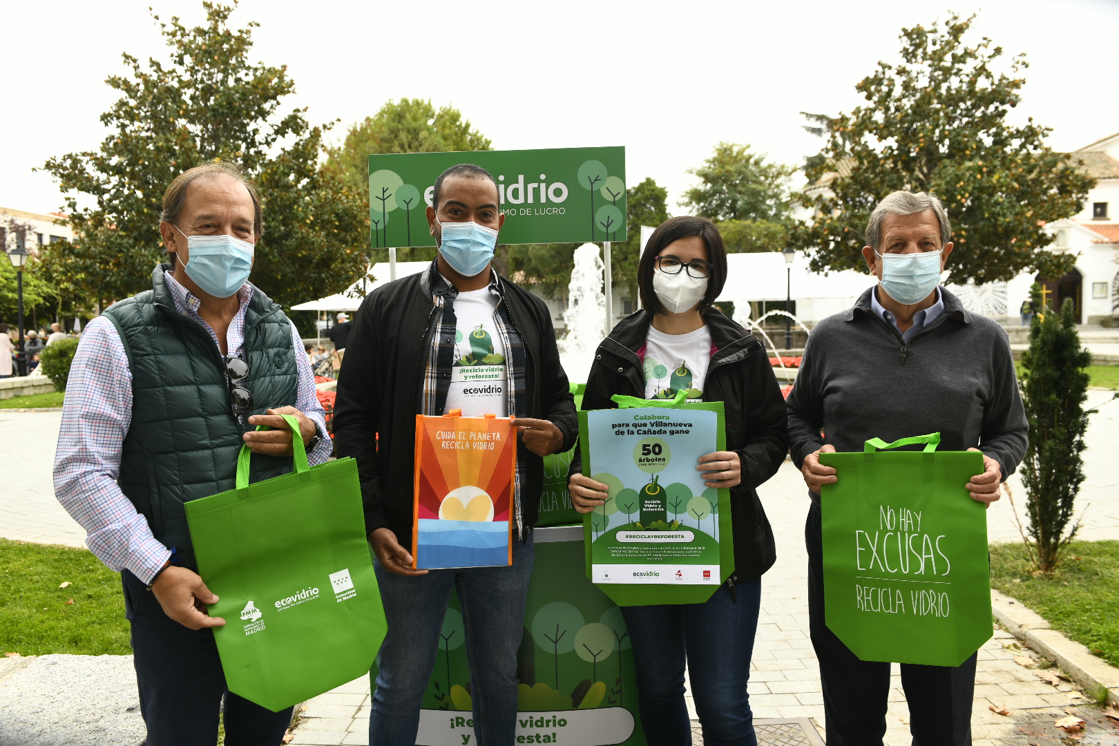 El alcalde y el concejal de Medio Ambiente posando junto a los dos educadores ambientales de Ecovidrio.