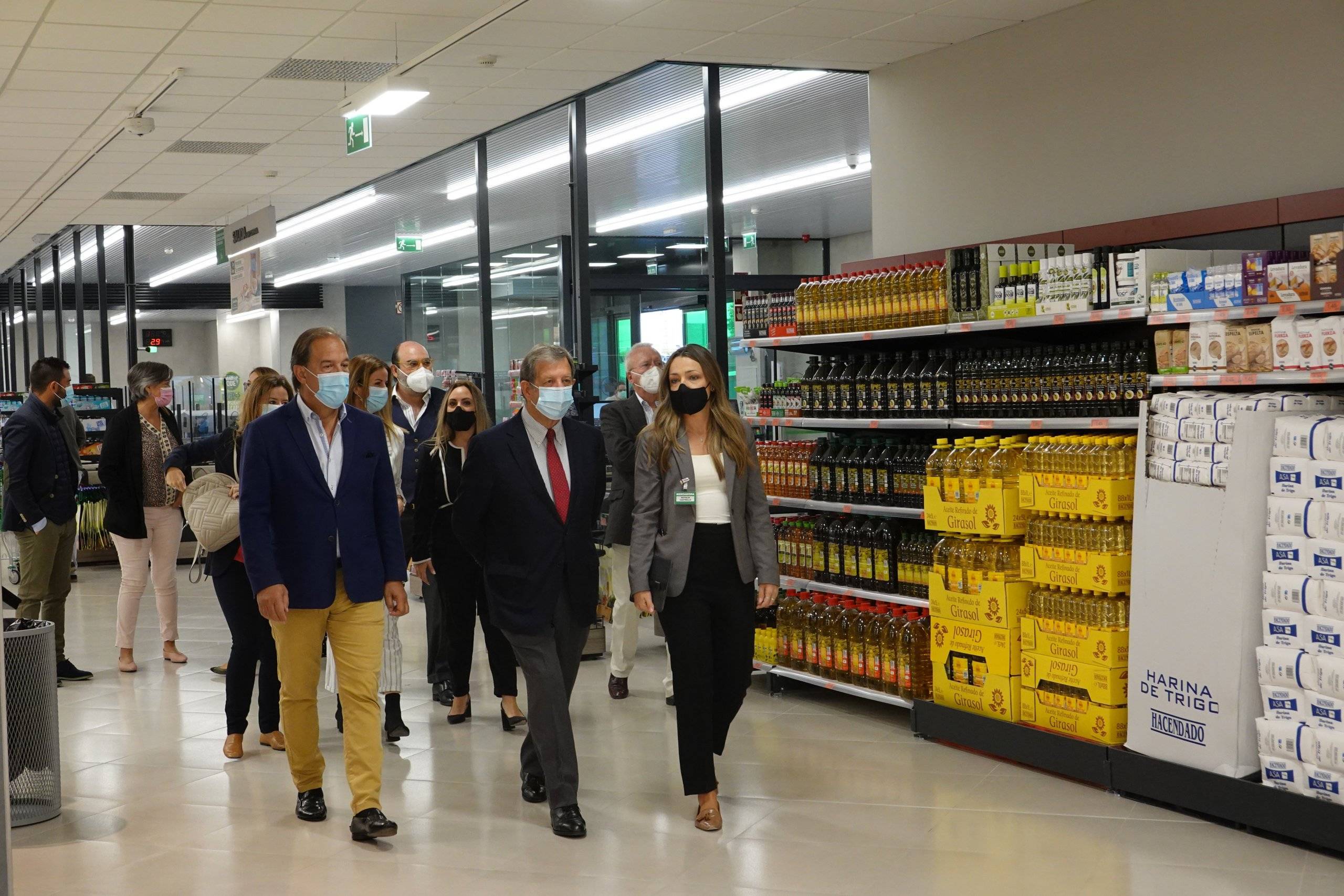 Alcalde y concejales visitando el supermercado de Mercadona en el municipio.