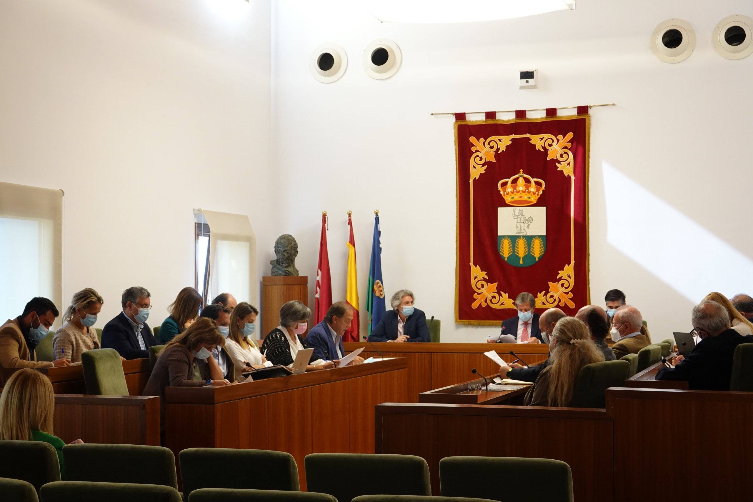 Alcalde y concejales en el Salón de Plenos.