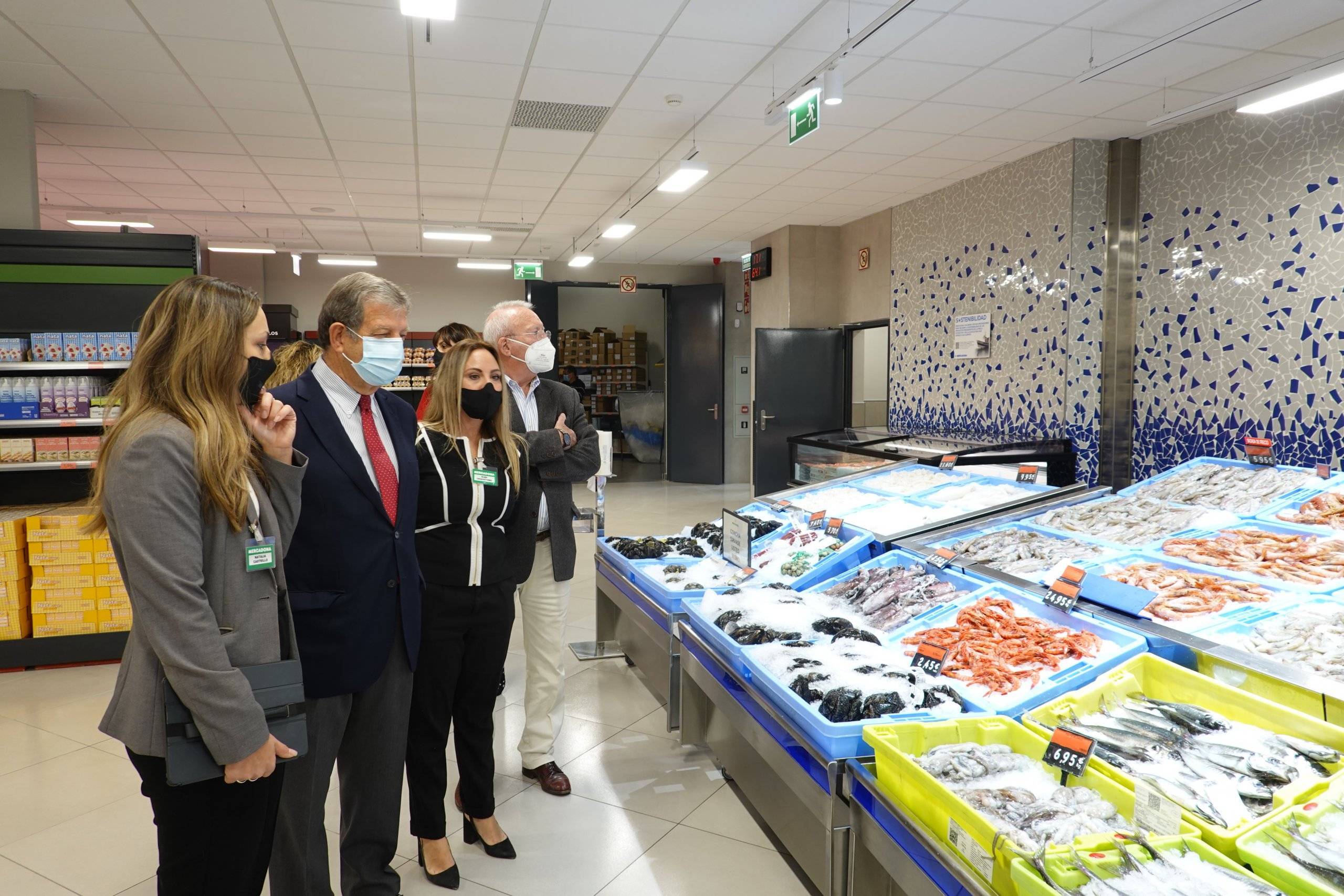 Visita del alcalde y concejales al supermercado de Mercadona.