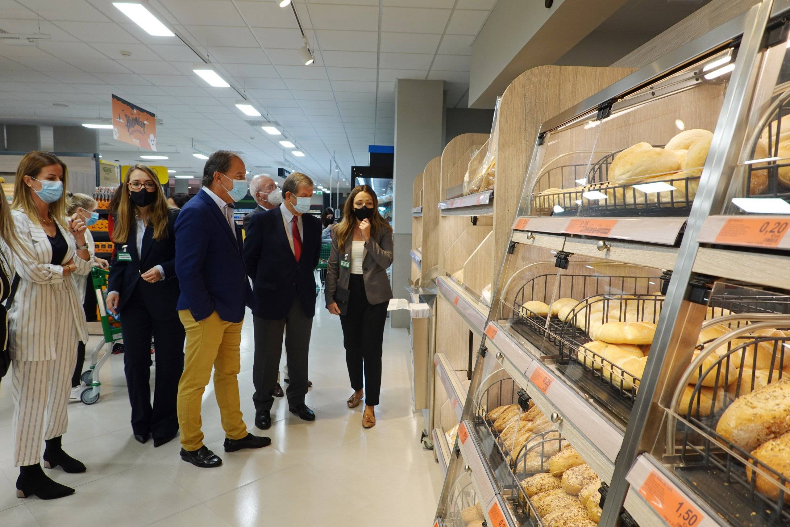 Visita del alcalde y concejales al supermercado de Mercadona.