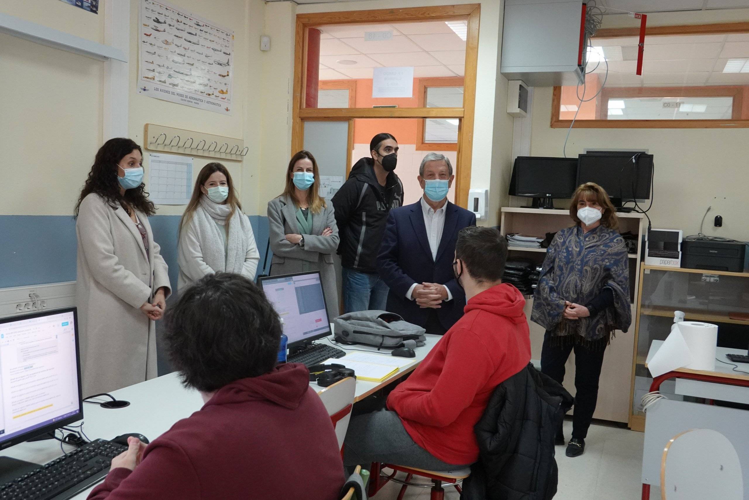 Autoridades, alumnos y docentes en el centro educativo.