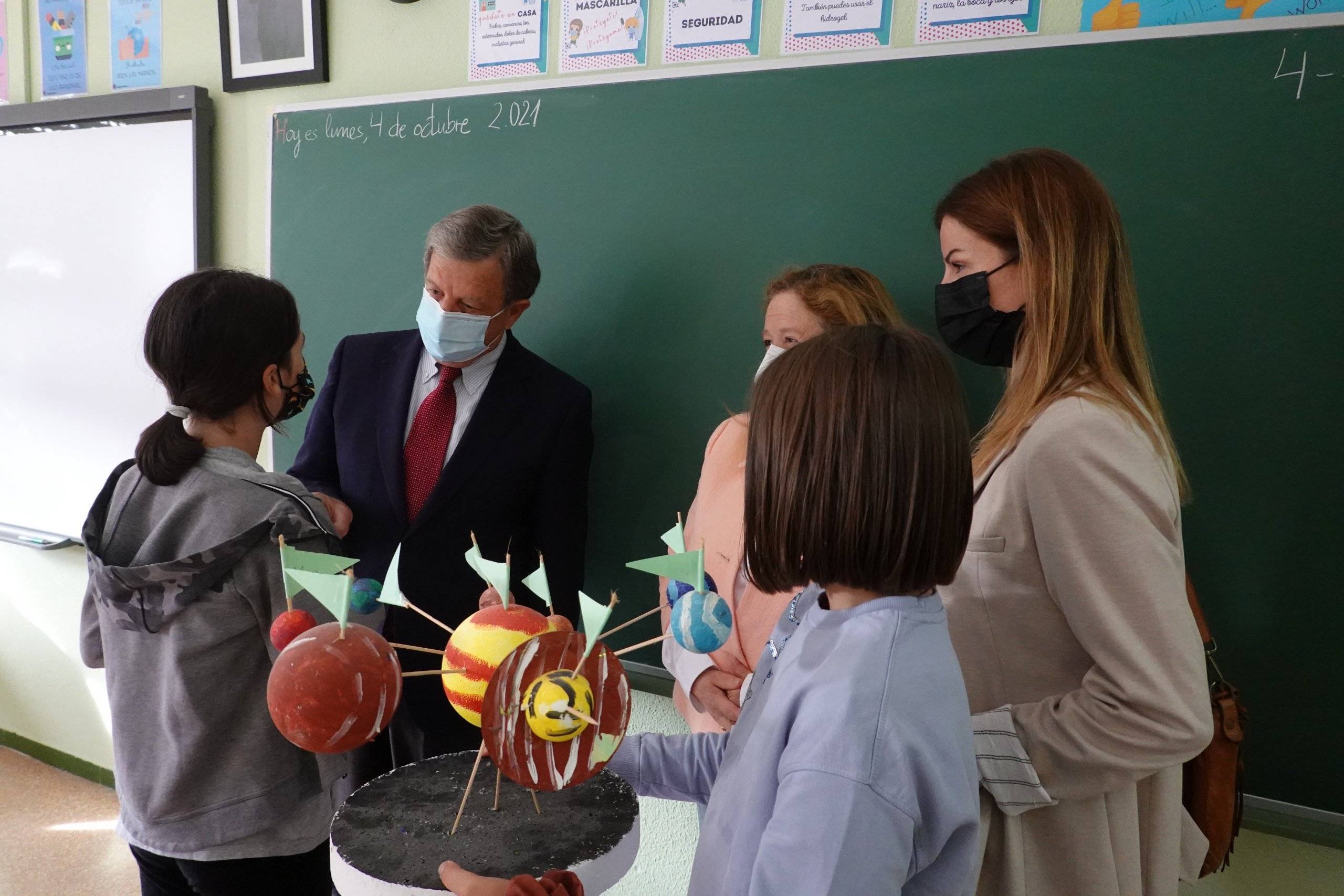 El alcalde, Luis Partida, y la concejala de Educación, Cristina Hernández, durante la visita a uno de los centros educativos.
