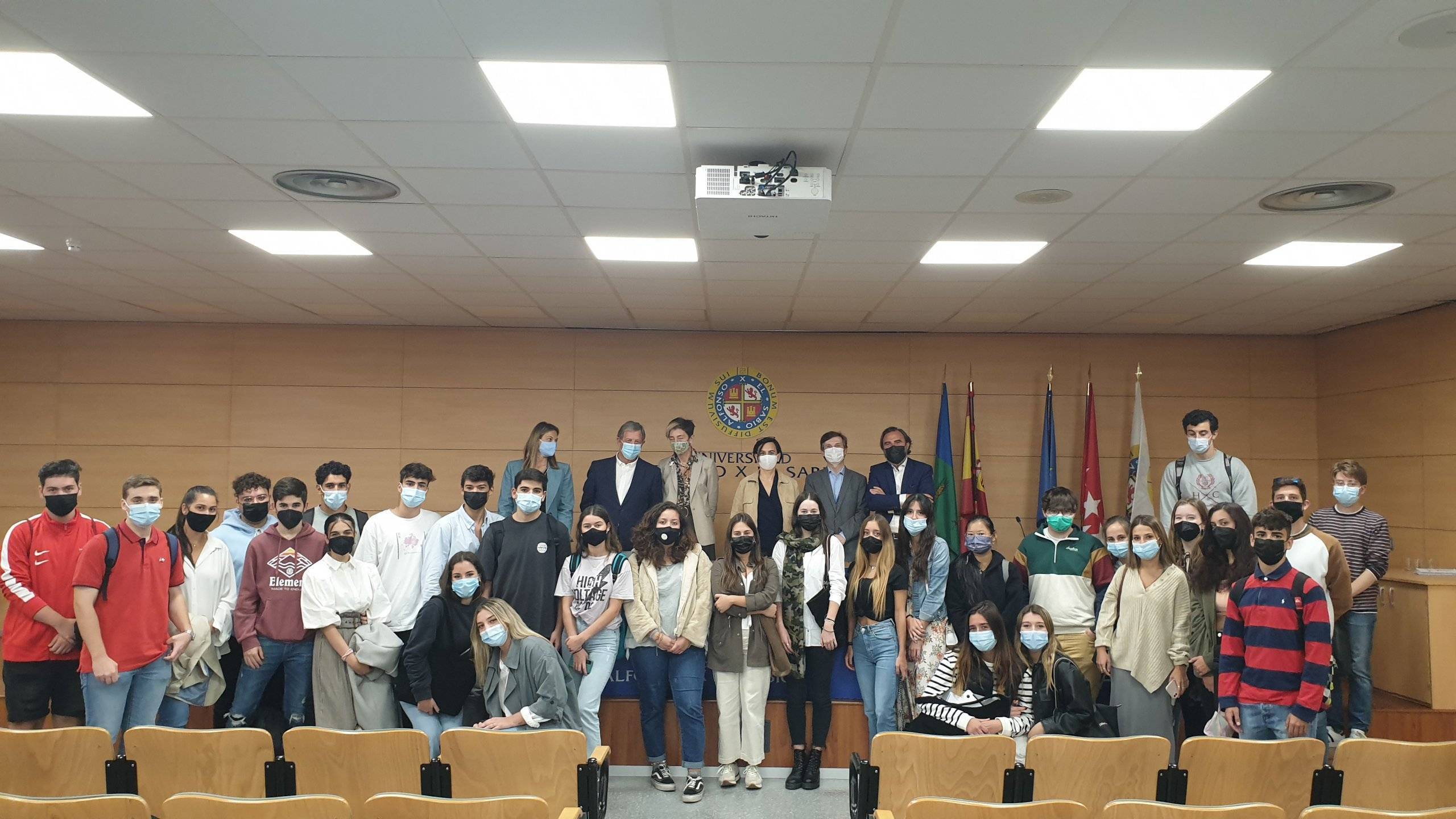 Foto de familia del Acto de bienvenida a los nuevos becados en la UAX.