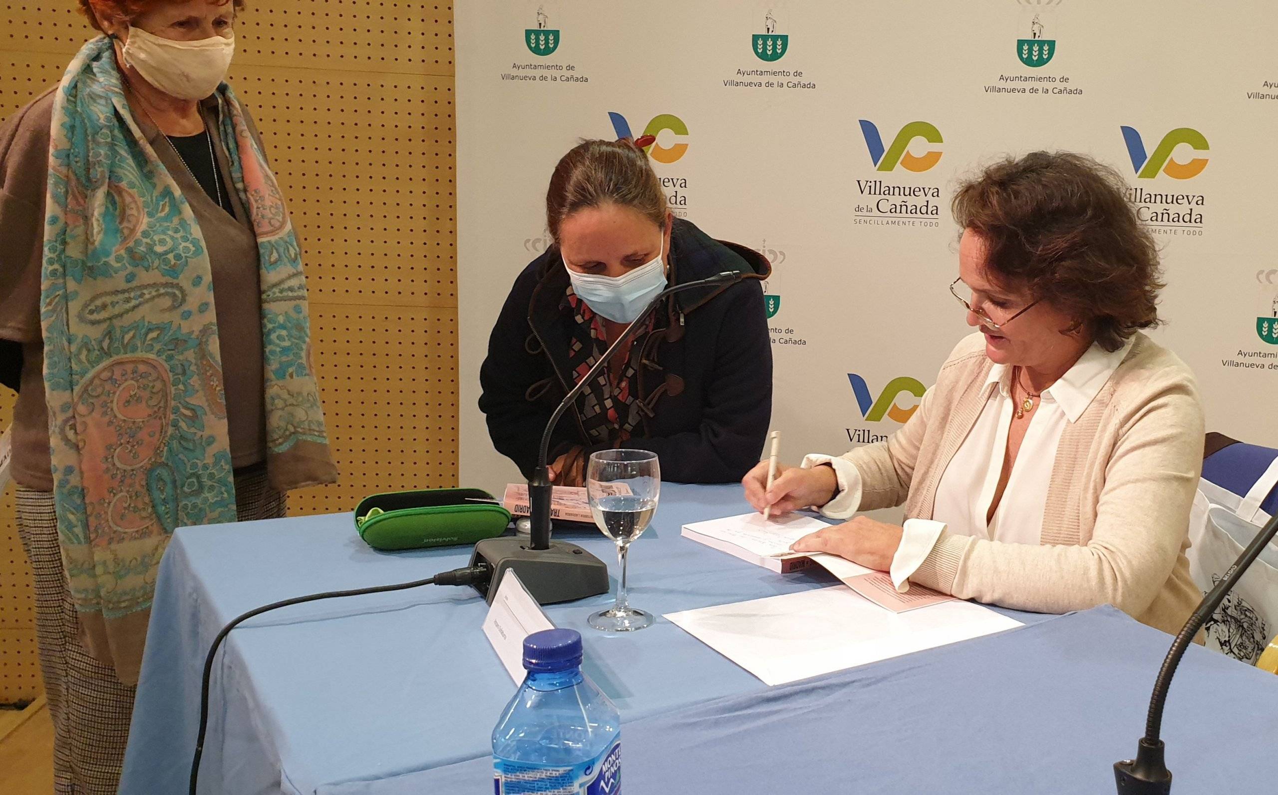 La autora, Amparo Duñaiturria, firmando ejemplares de su libro.