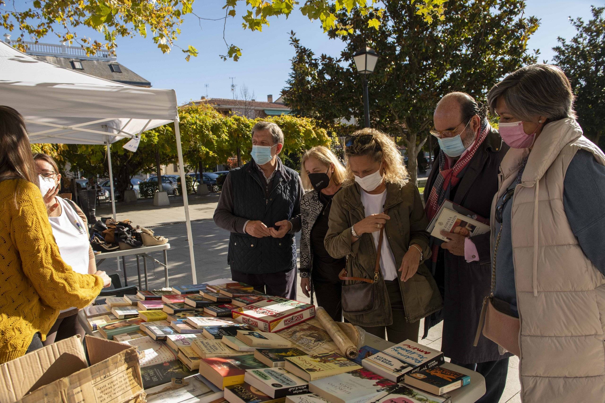 Alcalde y concejales, junto a la presidenta de la Asociación de Voluntarios de Villanueva de la Cañada, durante el mercadillo solidario.