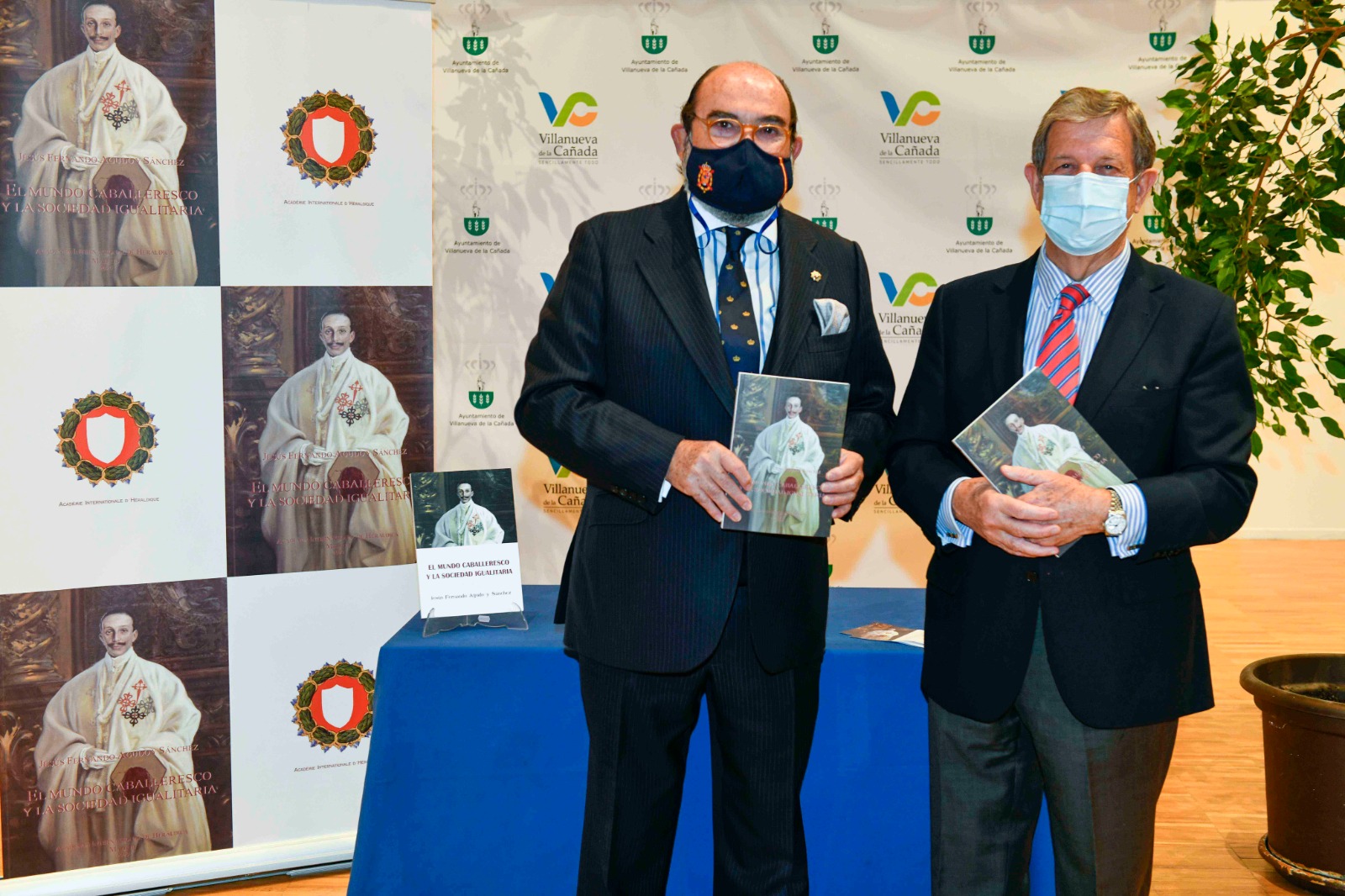 Jesús Fernando Agudo Sánchez y Luis Partida posando con el libro.