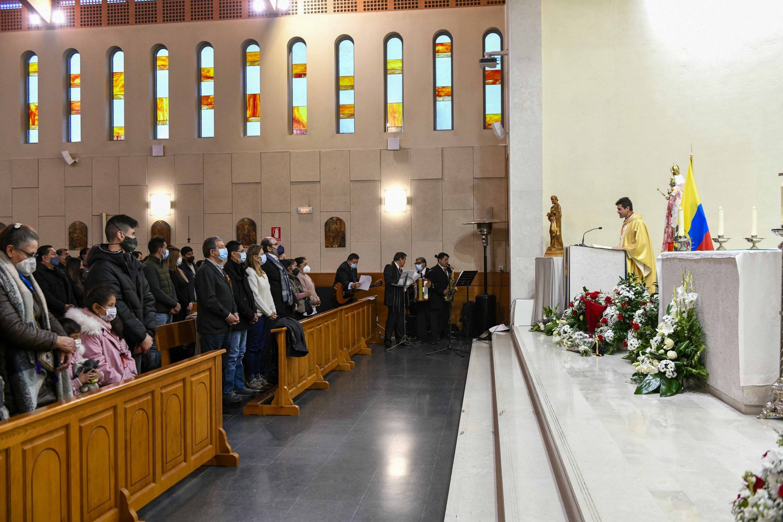 Autoridades locales y vecinos en la misa en honor a la Virgen del Quinche.