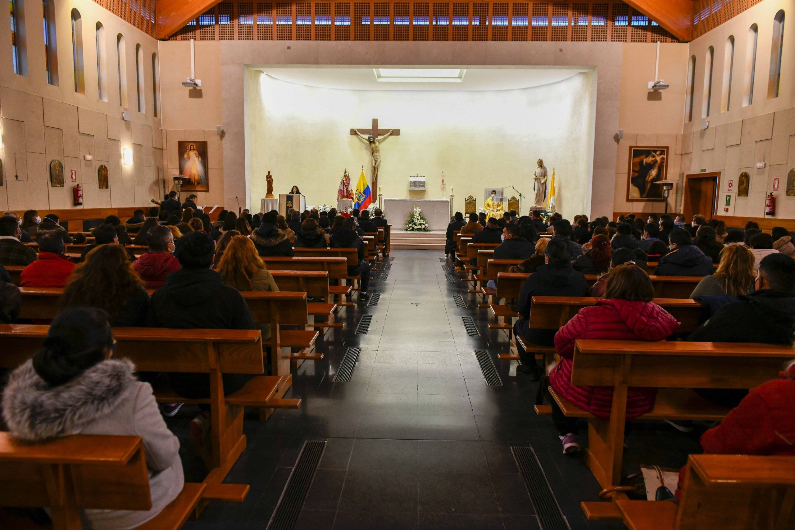 Misa en honor a la Virgen del Quinche en la parroquia San Carlos Borromeo.