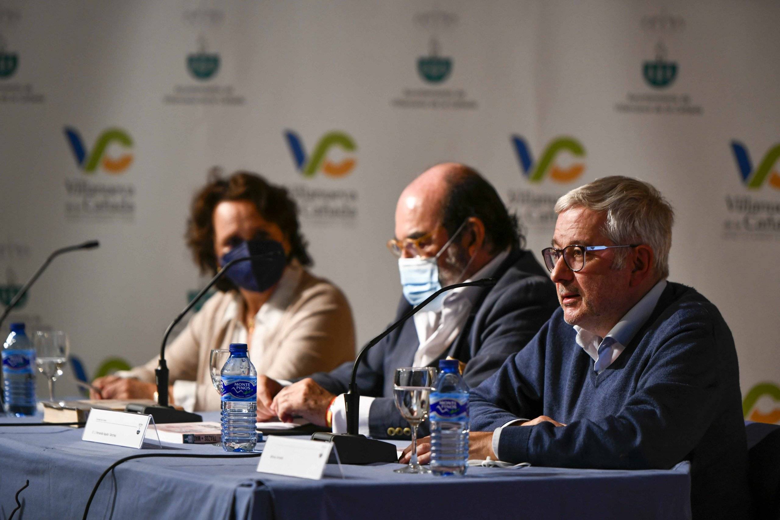 Imagen del concejal de Cultura, Jesús Fernando Agudo Sánchez, y el periodista y prologuista del libro, Alfonso Armada, junto a la autora.