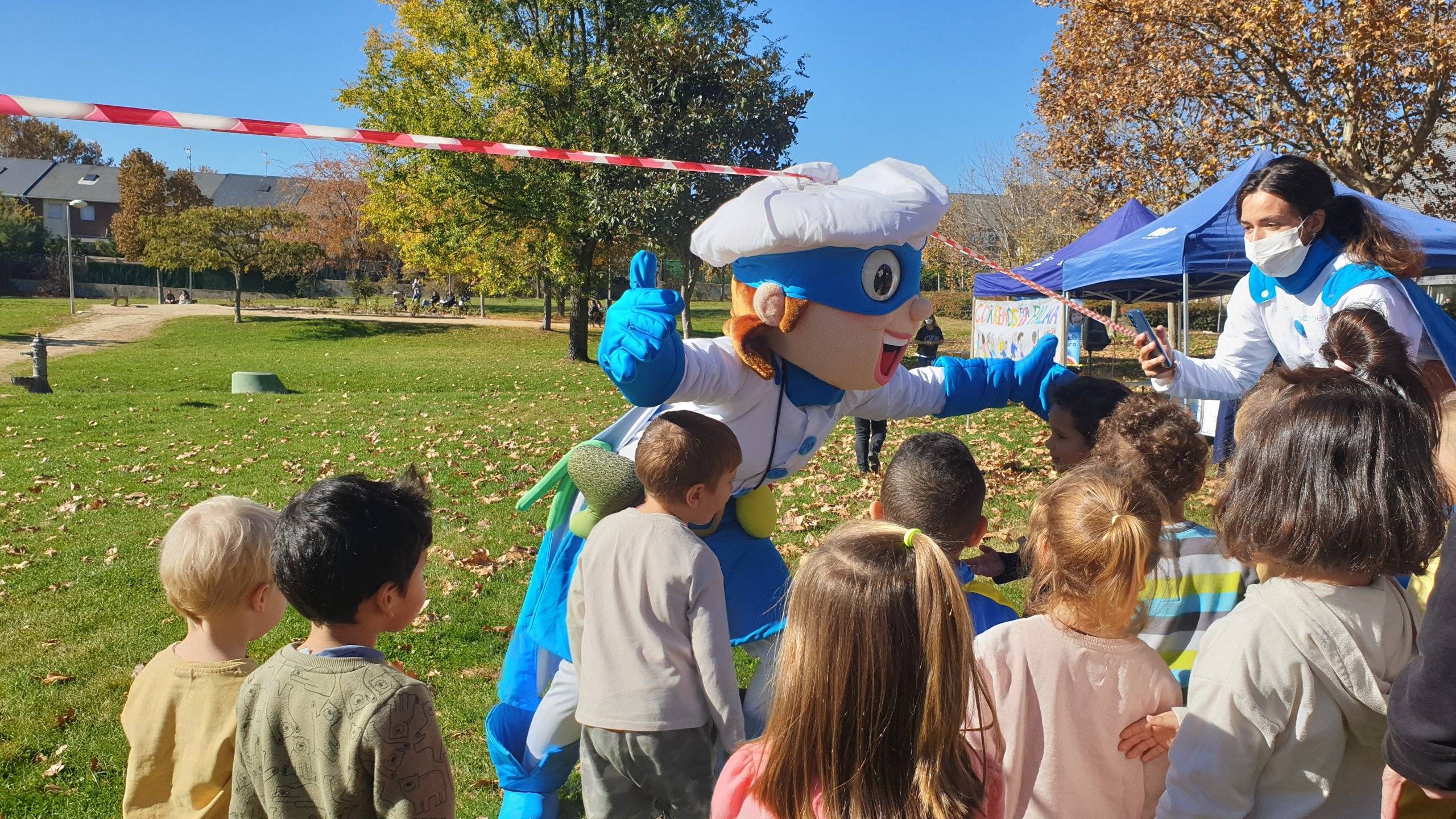 Grupo de niños junto a mascota.