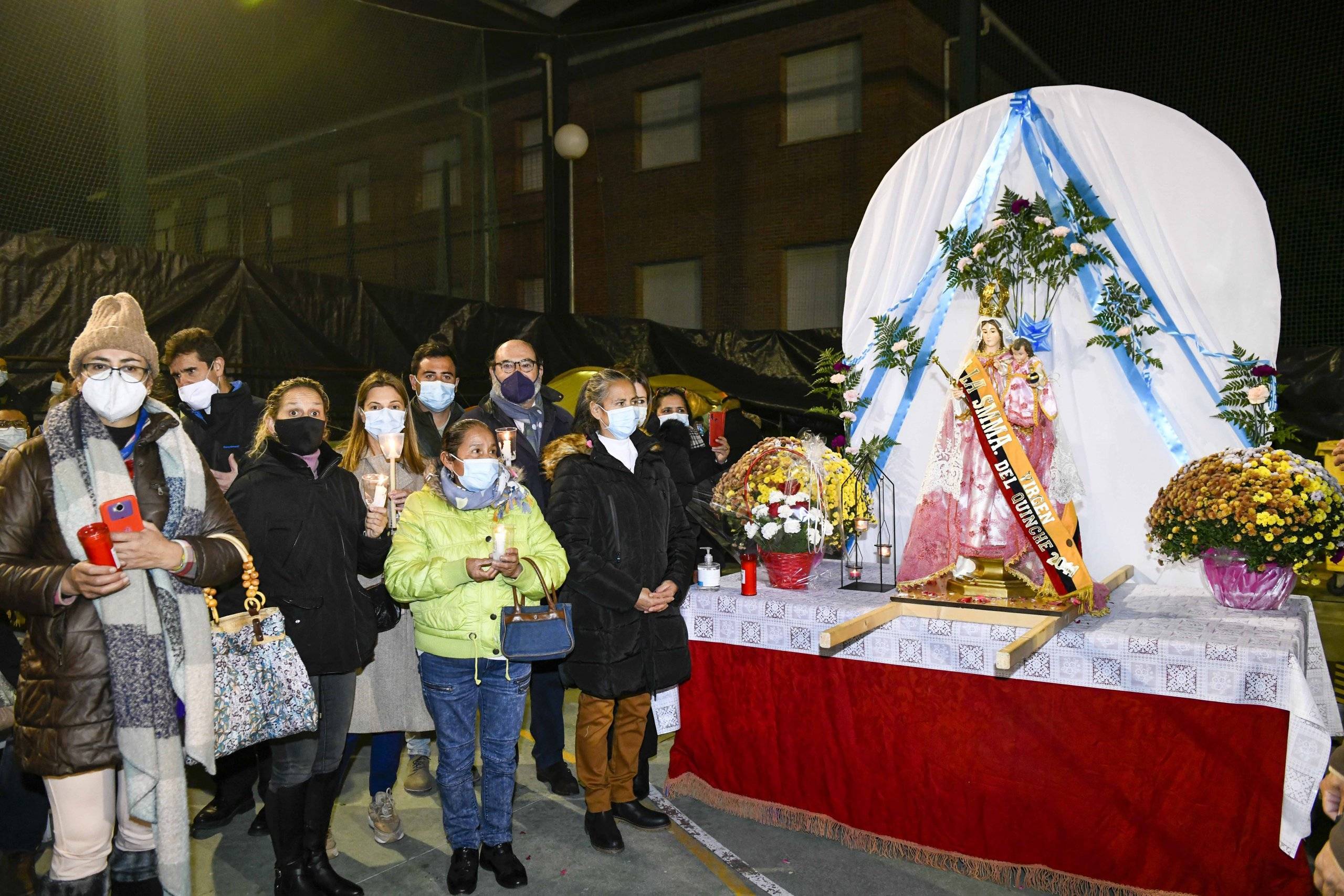Concejales y representantes de la comunidad ecuatoriana junto a la imagen de la Virgen del Quinche.
