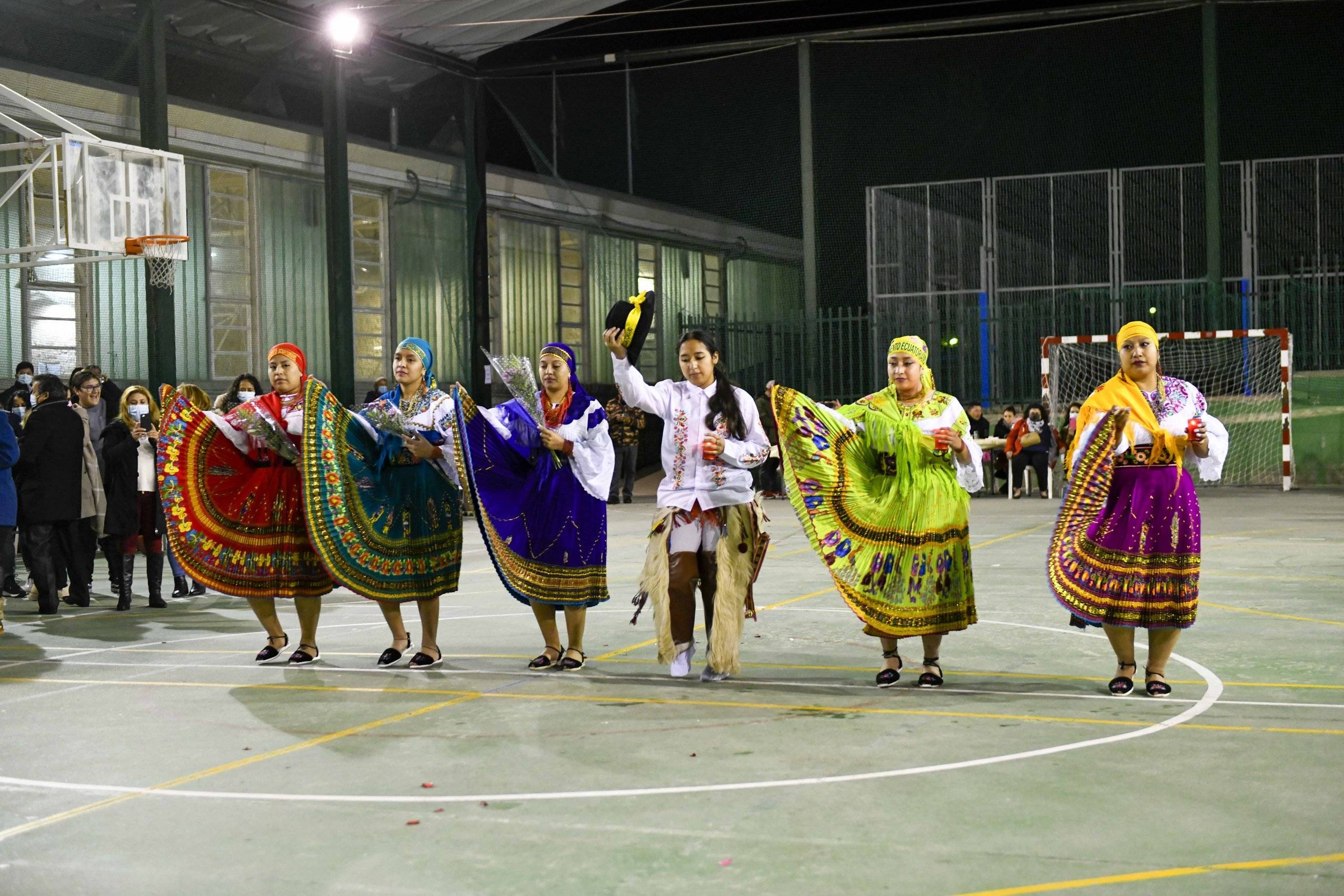 Mujeres vestidas con trajes tradicionales de Ecuador.