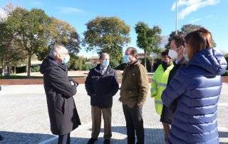 El alcalde, Luis Partida, y el concejal de Obras Públicas, Enrique Serrano, hablando con el jefe de obra y redactor del proyecto.