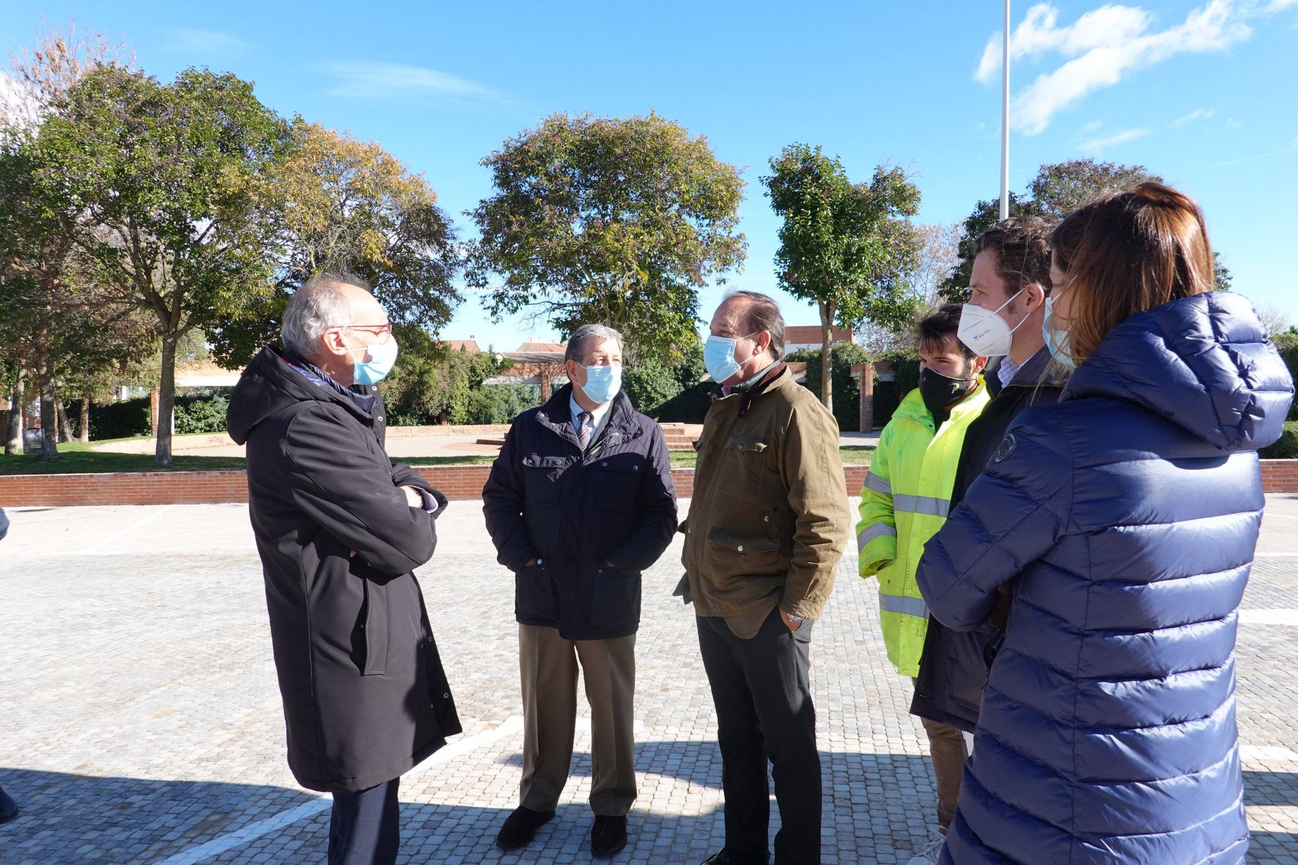 El alcalde, Luis Partida, y el concejal de Obras Públicas, Enrique Serrano, hablando con el jefe de obra y redactor del proyecto.