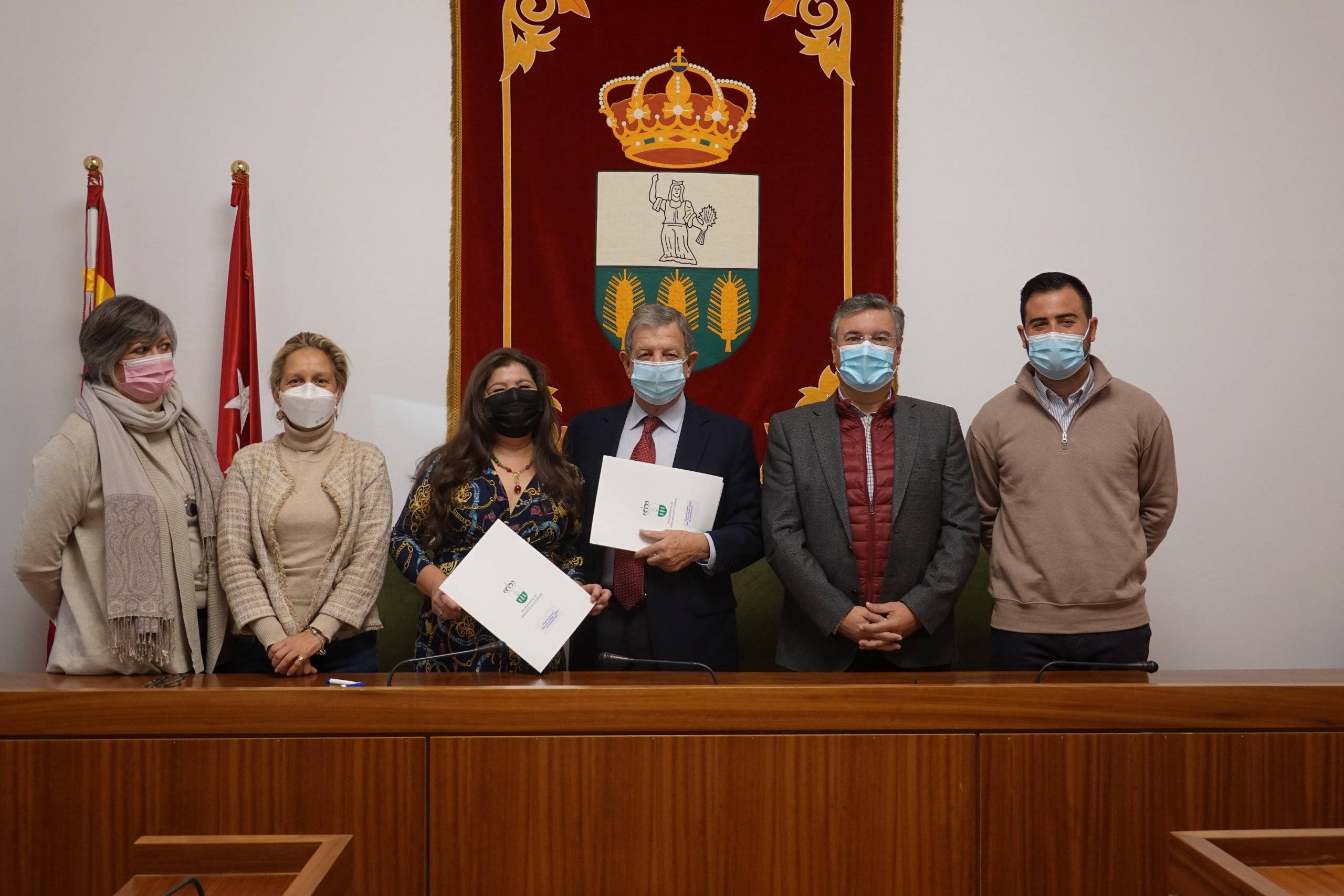 Foto de familia en el Salón de Plenos tras la firma del convenio.