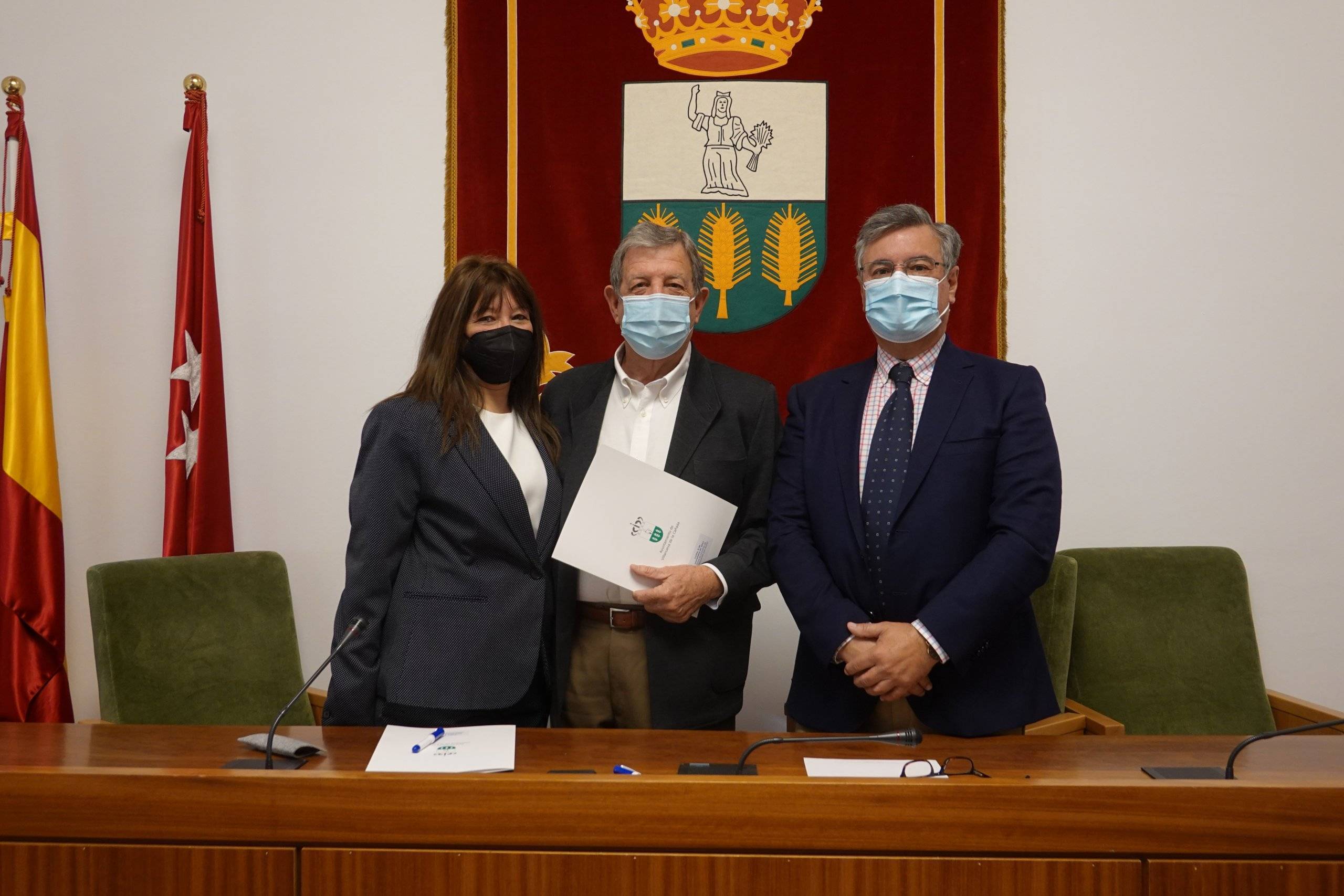 El alcalde, Luis Partida, y el concejal de Desarrollo Local, Juan Miguel Gómez, junto a la presidenta de la Asociación de Comerciantes de Villanueva de la Cañada (ACOVI), Estrella Ruiz López.