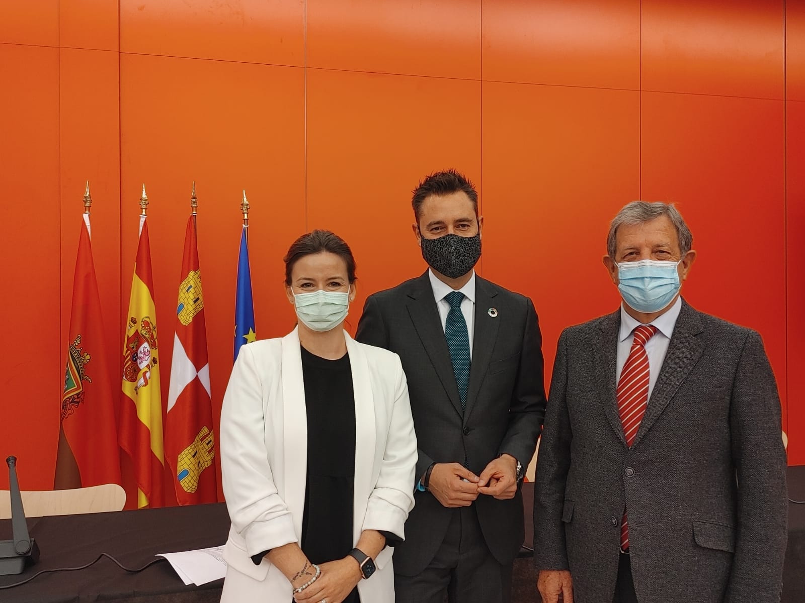 El alcalde y vicepresidente de la RECS, Luis Partida, y la concejala de Salud, Beatriz Peralta, junto al alcalde de Burgos y presidente de la RECS, Daniel de la Rosa.