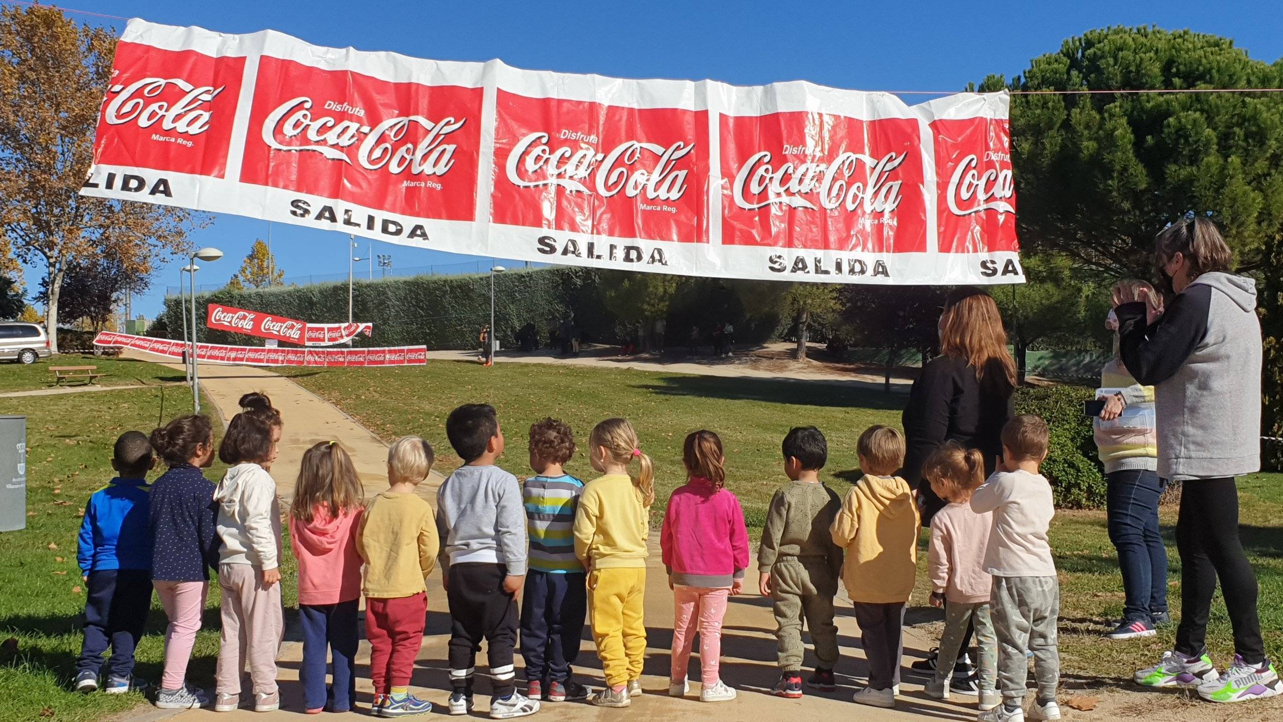 Grupo de escolares preparados en la línea de salida.