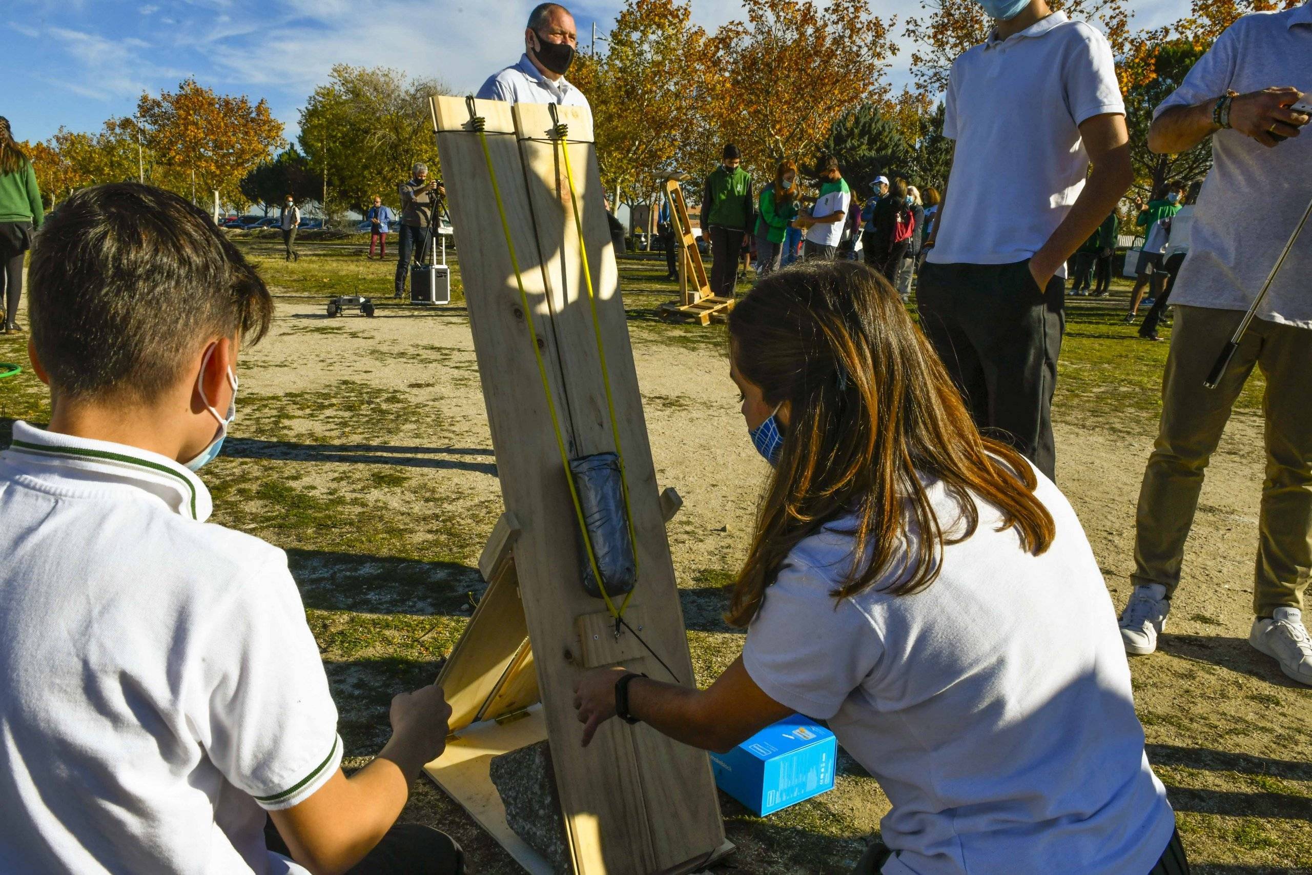 Alumnos del Kolbe preparando el proyectil para lanzarlo.