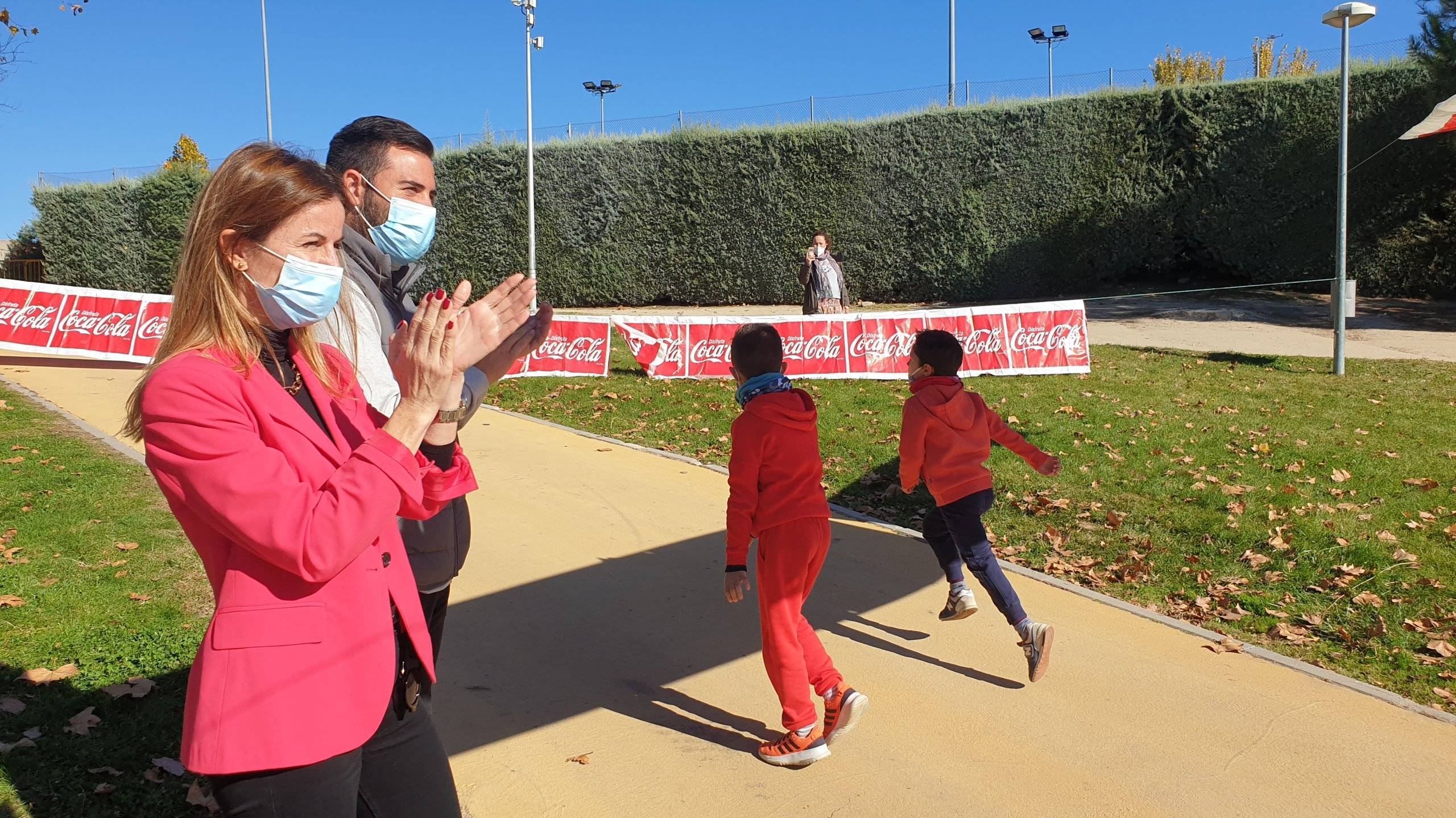 Los concejales de Deportes y Educación animando a los participantes.