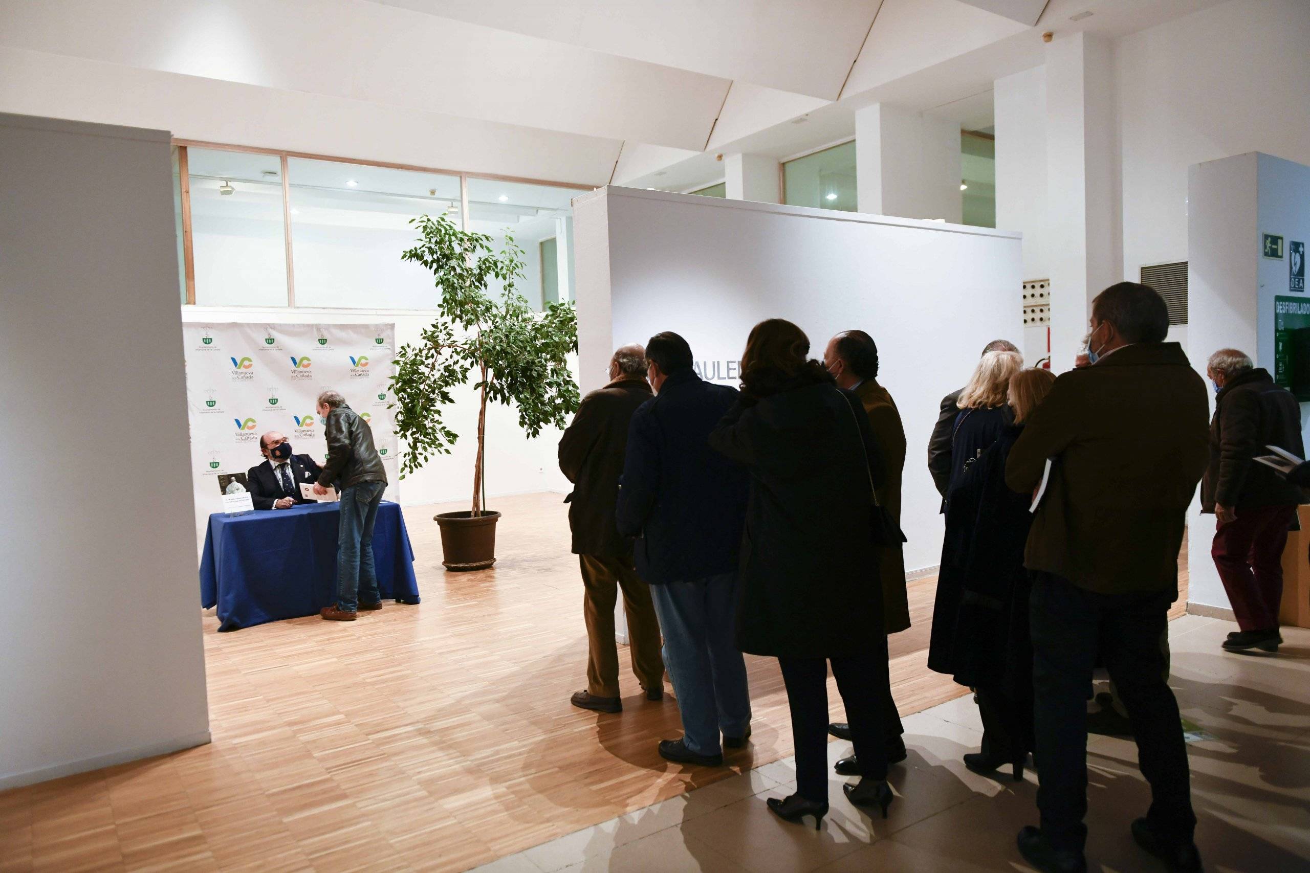 Imagen del autor, J. Fernando Agudo y Sánchez, firmando libros.