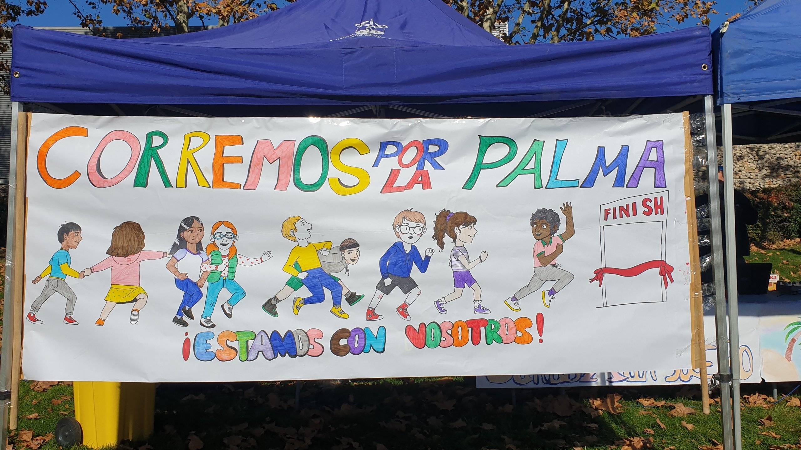 Pancarta con el mensaje "Corremos por la Palma. Estamos con vosotros"