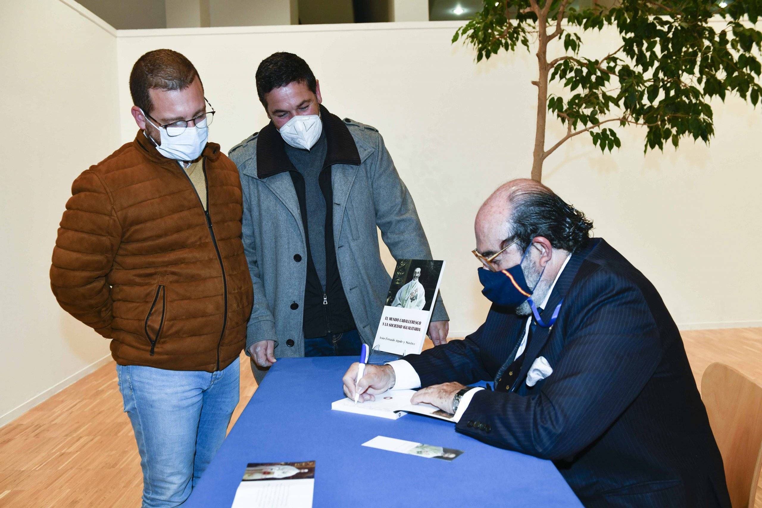 Jesús Fernando Agudo Sánchez firmando libros.
