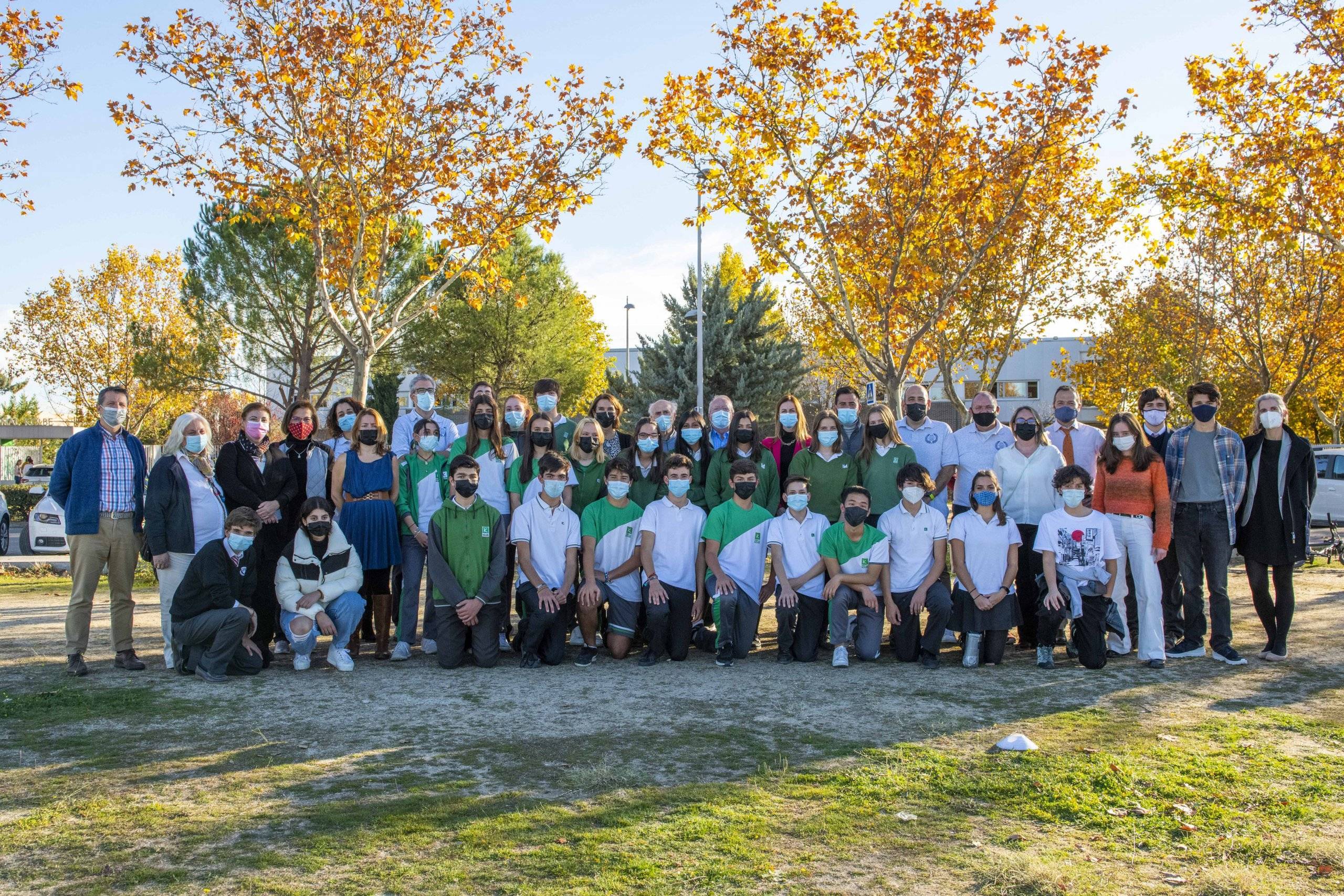 Alumnos y profesores del Kolbe participantes junto a autoridades locales y una representación de la ACH.