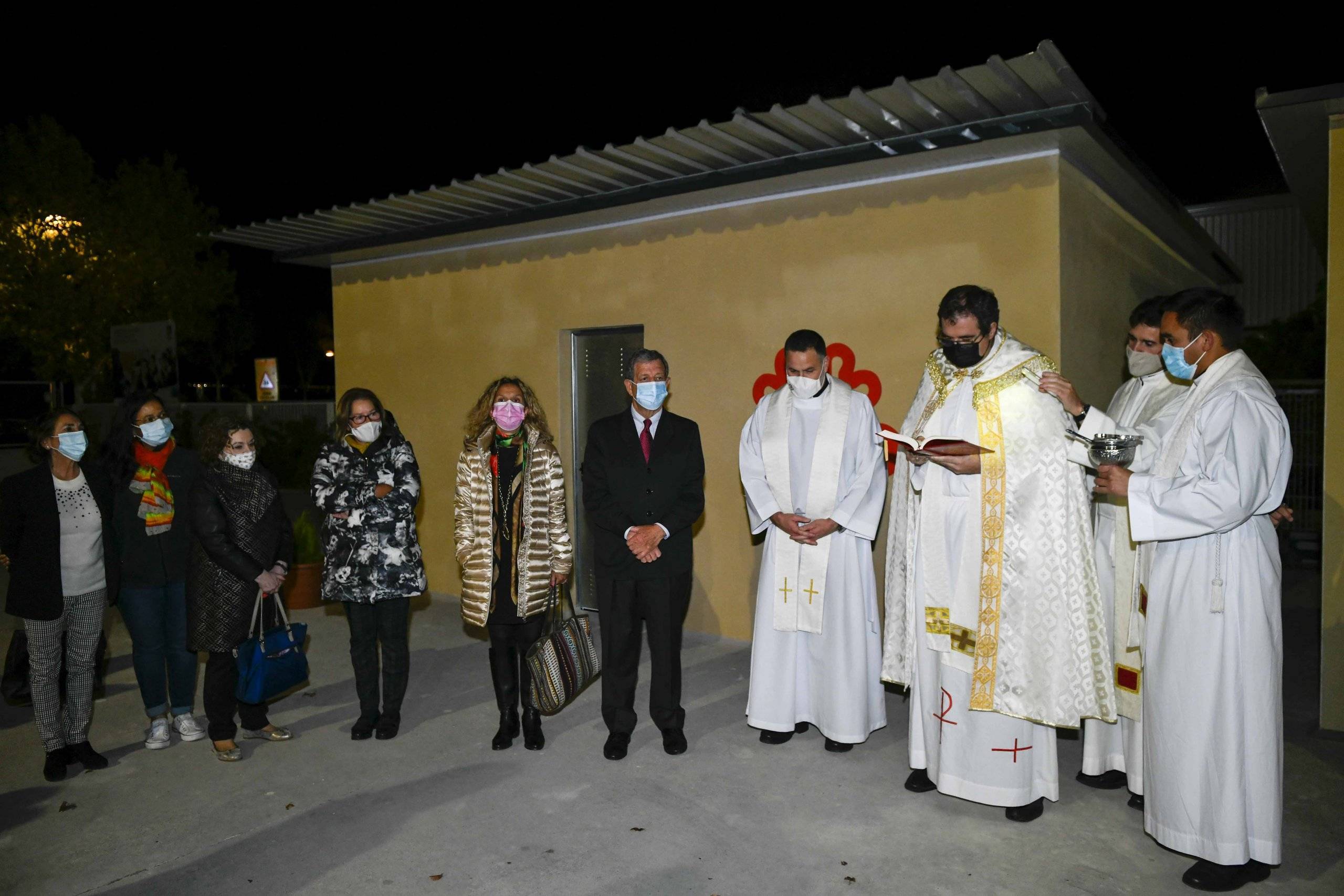 El alcalde, Luis Partida, la concejala de Servicios Sociales, Patricia Fernández y miembros de la iglesia y de Cáritas durante la visita.