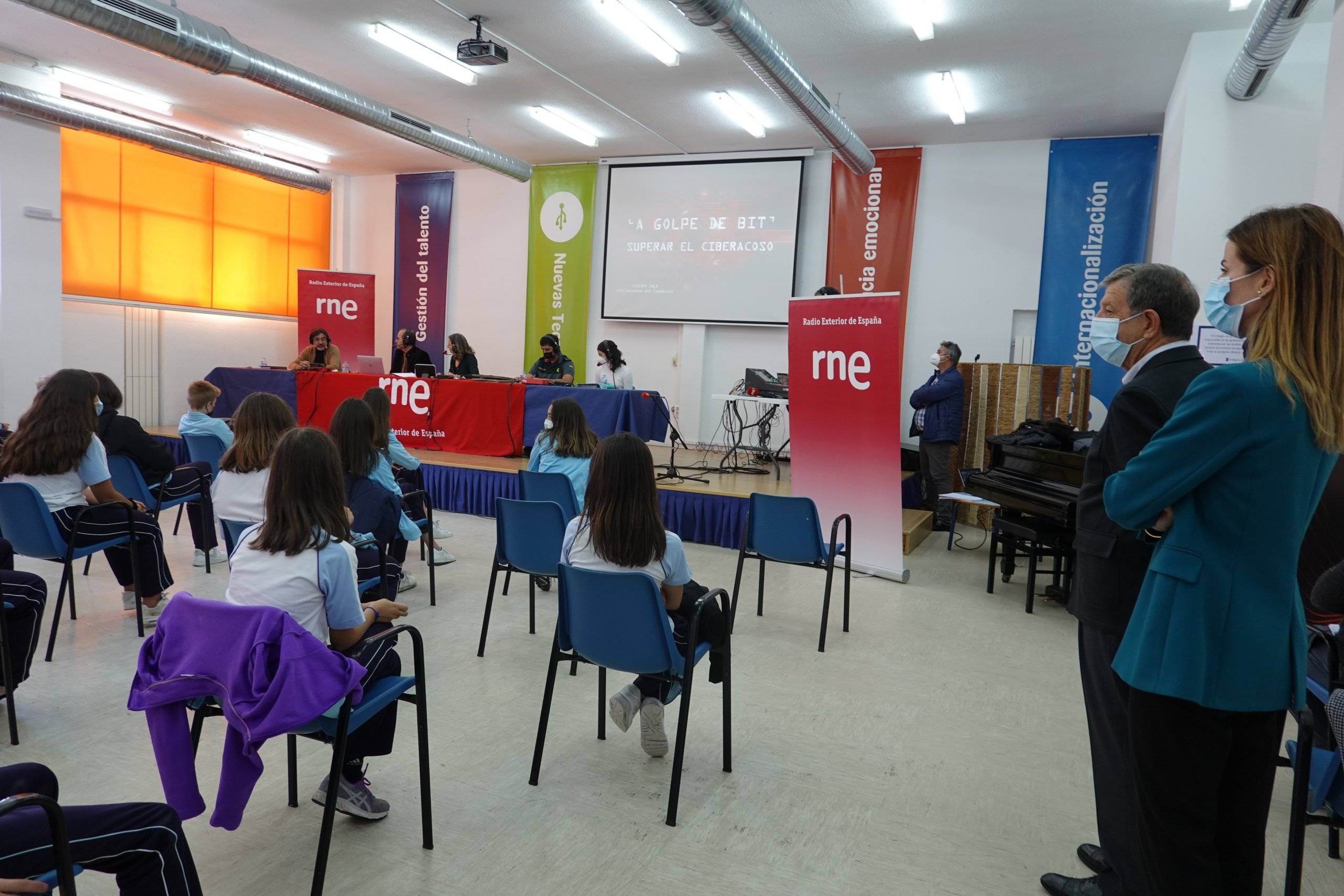 El alcalde, Luis Partida, y la concejala de Educación, Cristina Hernández, durante la grabación del programa de radio.