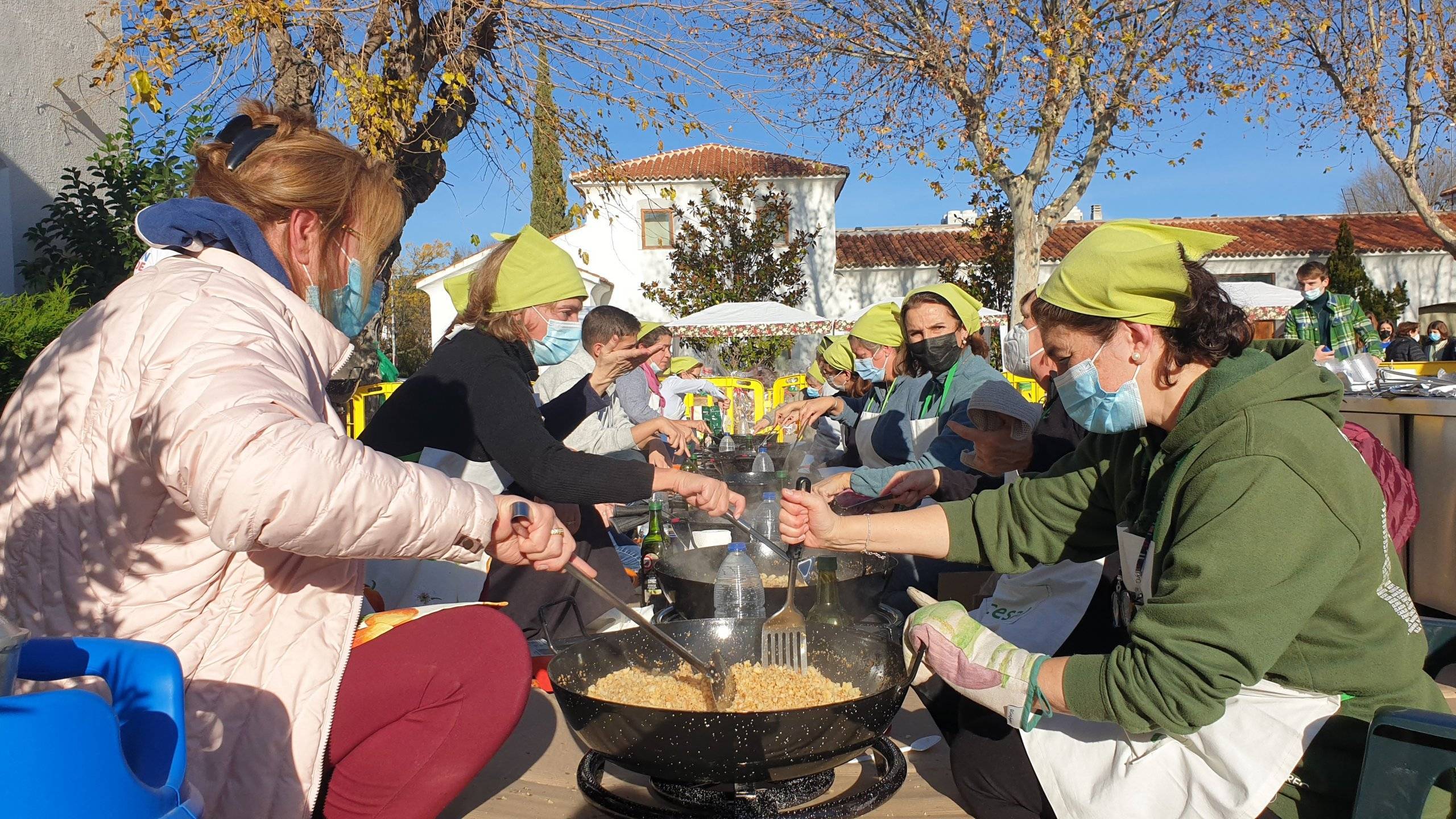 Voluntarios de la ONG CESAL preparando las Migas Solidarias.