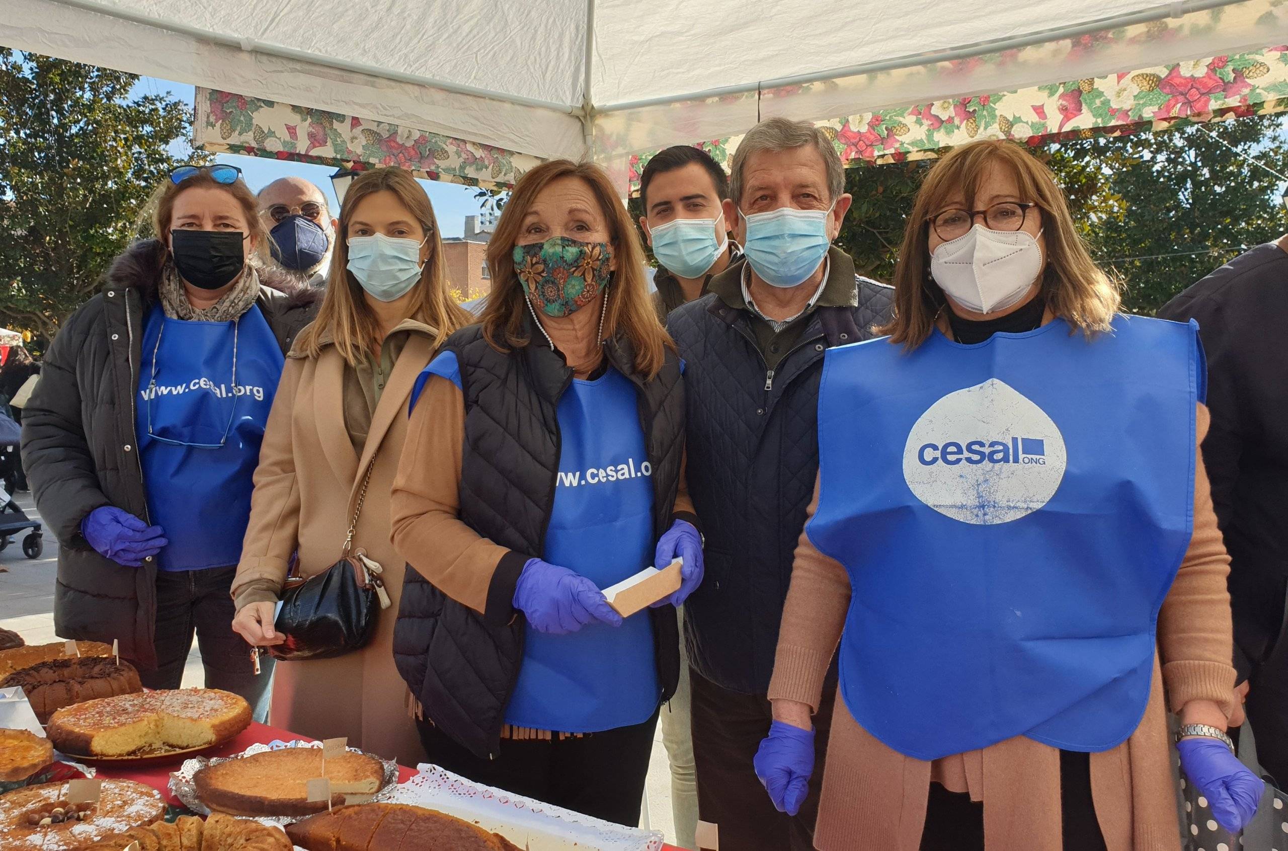 El alcalde y concejales, junto a voluntarias de la ONG CESAL en las Migas Solidarias.