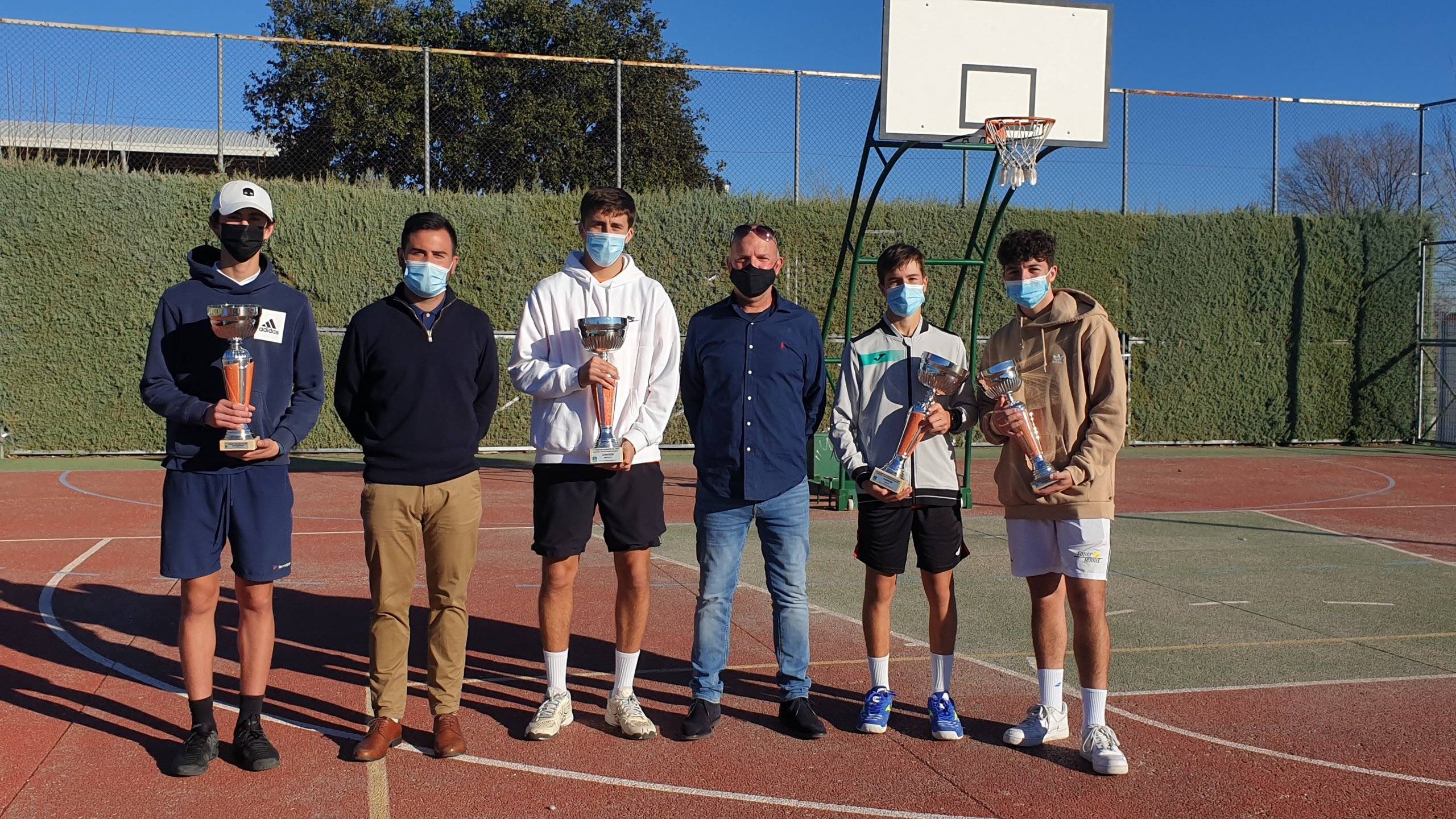 El concejal de Deportes, Ignacio González, y el presidente del Club de Tenis, Tomás de Prada, junto a los campeones y subcampeones de las categorías Cadete y Absoluta.