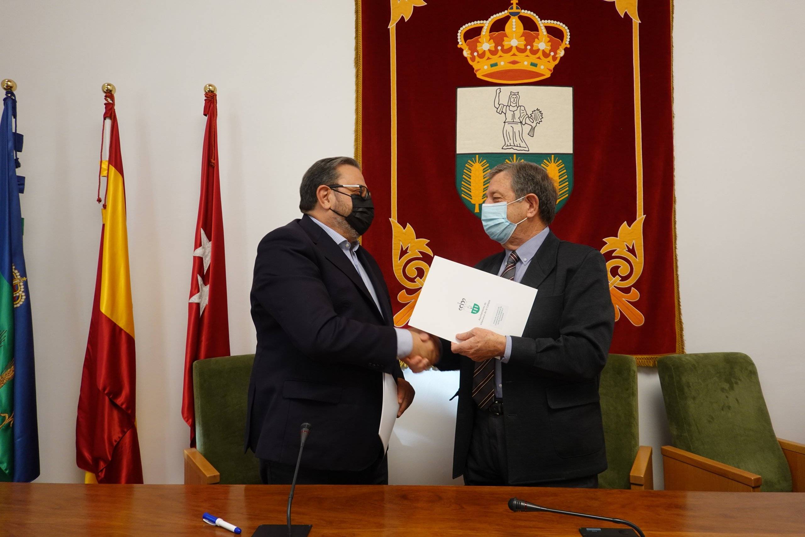 El alcalde, Luis Partida, con el representante de la Fundación Educación y Libertad, Francisco García de Vinuesa Catalán.