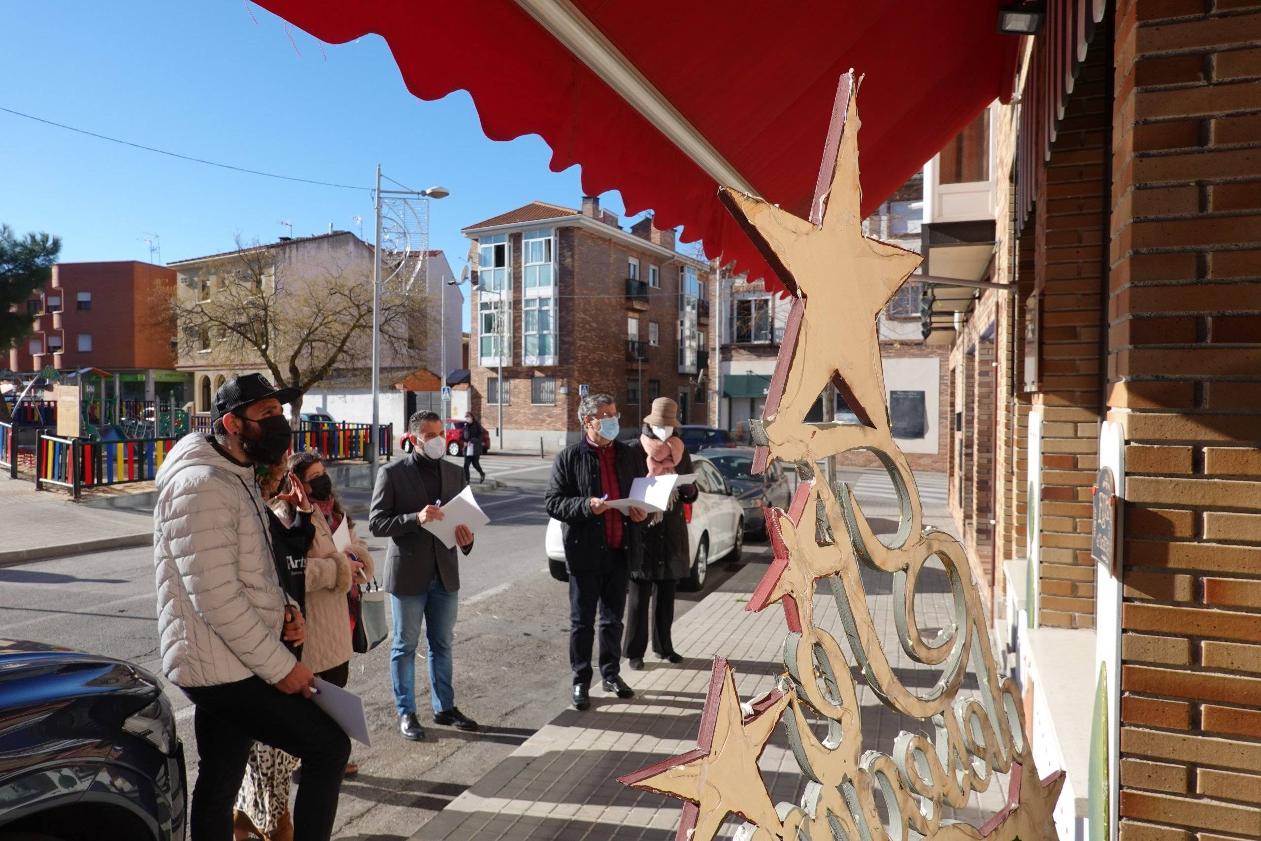 Visita del jurado a uno de los escaparates participantes del Concurso de Escaparatismo.