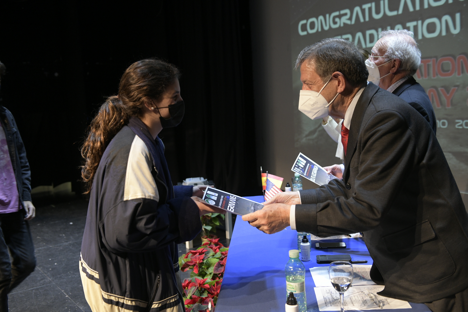 El alcalde entregando diplomas a los alumnos participantes en el proyecto.