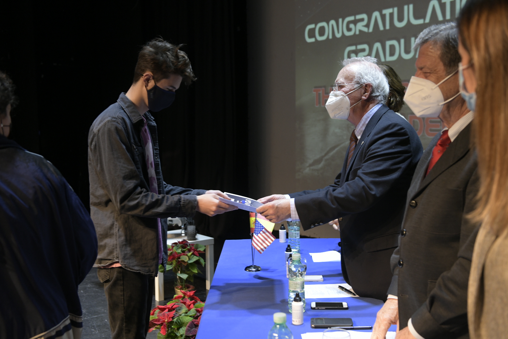 El concejal de Hermanamientos, Manuel Ayora, entregando diplomas.