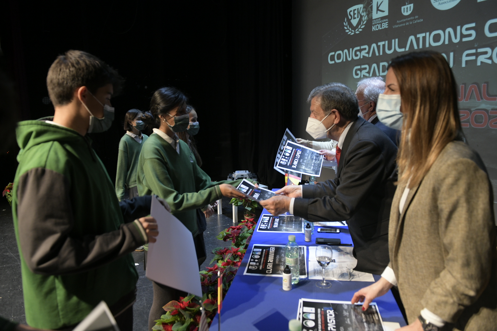 Alumnos recogiendo sus diplomas.