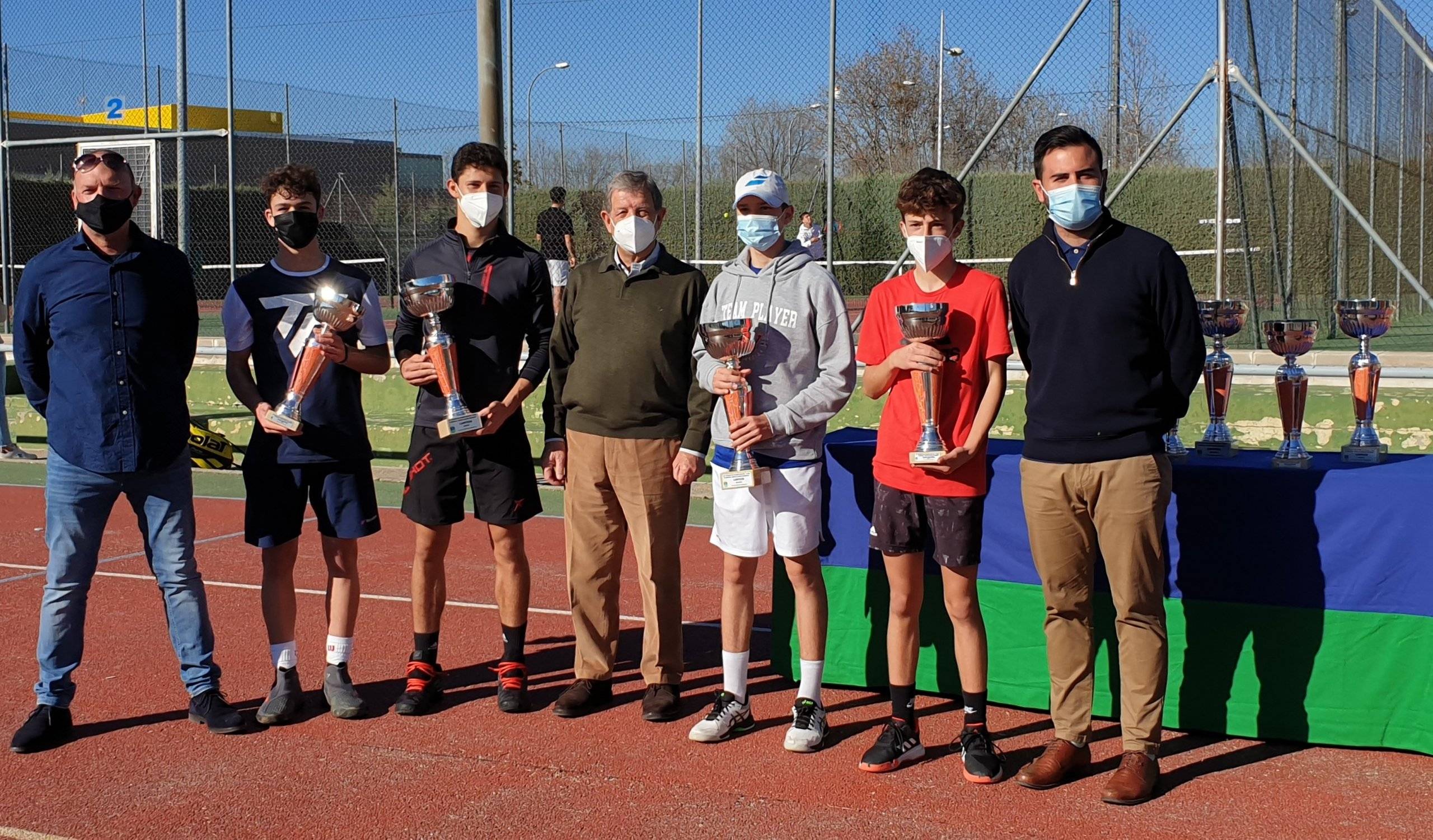 El alcalde, Luis Partida, el concejal de Deportes, Ignacio González, y el presidente del Club de Tenis, Tomás de Prada, con los campeones y subcampeones de las categorías infantil y junior.